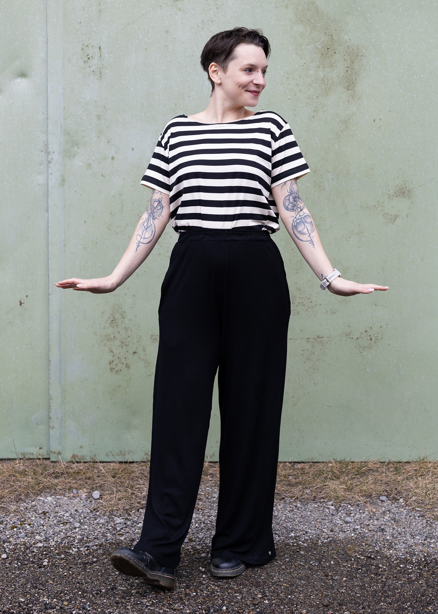 Melly trägt auf dem Foto 'Gerhart' Größe M, Streifen-Jersey schwarz und 'Marlene' Größe M, Rippjersey schwarz