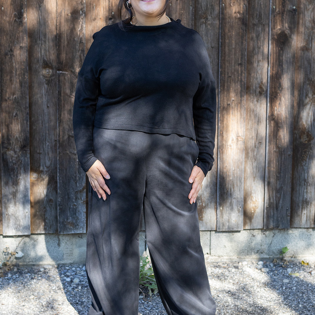 Flores trägt auf dem Foto 'Marlene' Größe XL, Tenceltwill schwarz