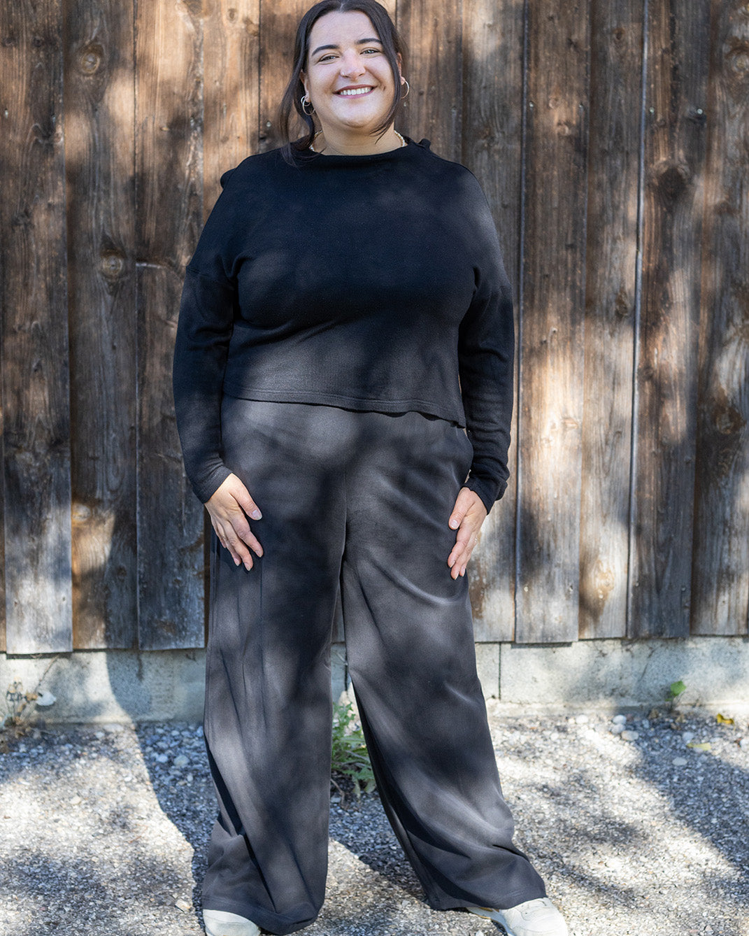 Flores trägt auf dem Foto 'Marlene' Größe XL, Tenceltwill schwarz