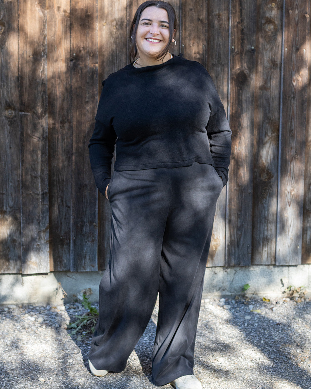 Flores trägt auf dem Foto 'Marlene' Größe XL, Tenceltwill schwarz