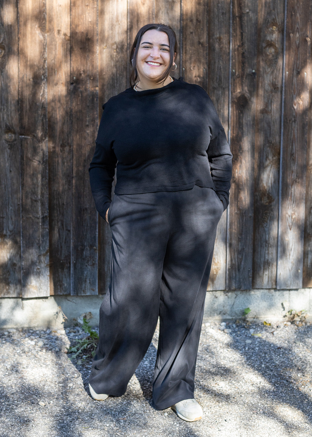 Flores trägt auf dem Foto 'Marlene' Größe XL, Tenceltwill schwarz