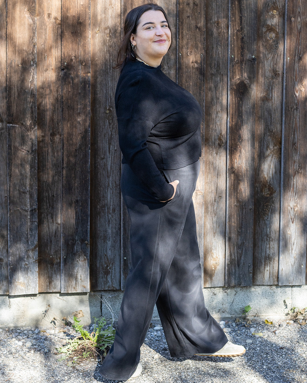 Flores trägt auf dem Foto 'Marlene' Größe XL, Tenceltwill schwarz