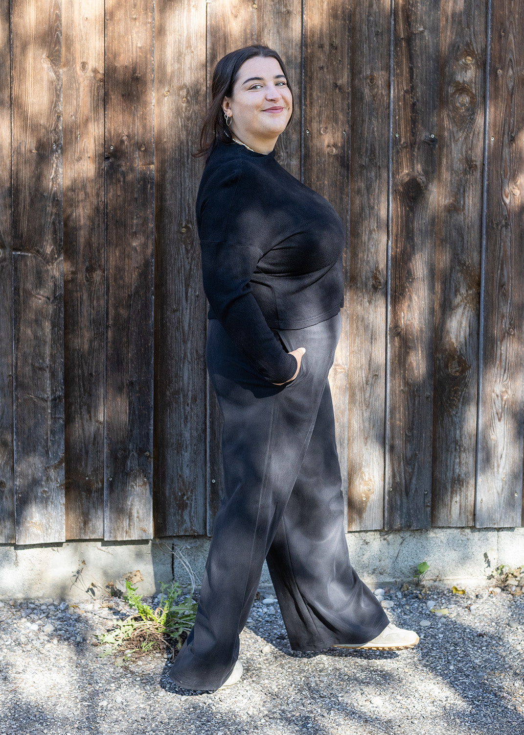 Flores trägt auf dem Foto 'Marlene' Größe XL, Tenceltwill schwarz