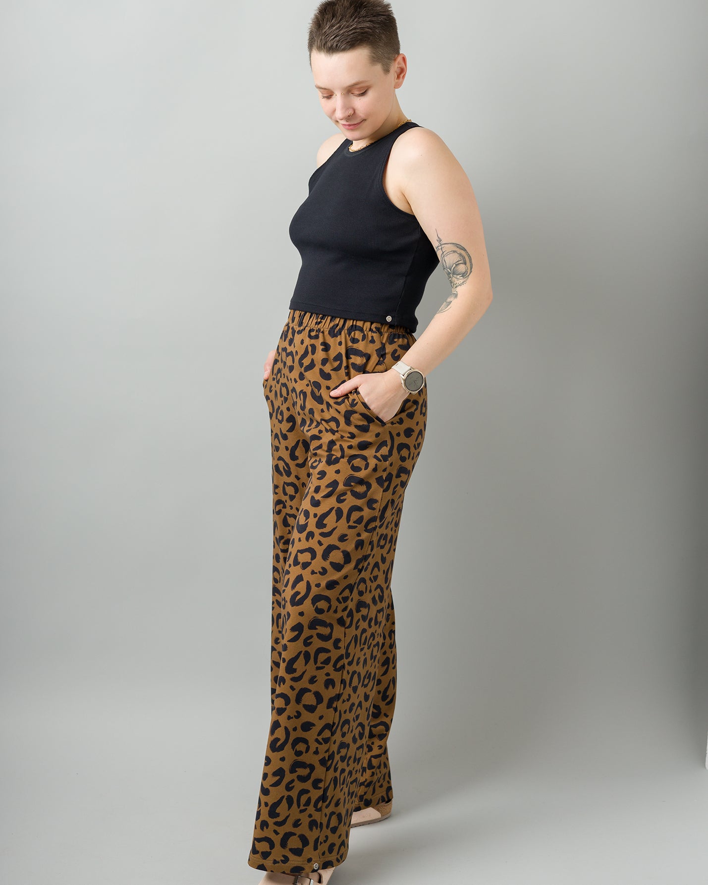 Melly trägt auf dem Foto 'Marlene' Größe M, Muster elastisch 'Leobert' und 'Sporty' Größe XS, Baumwoll-Ripp schwarz