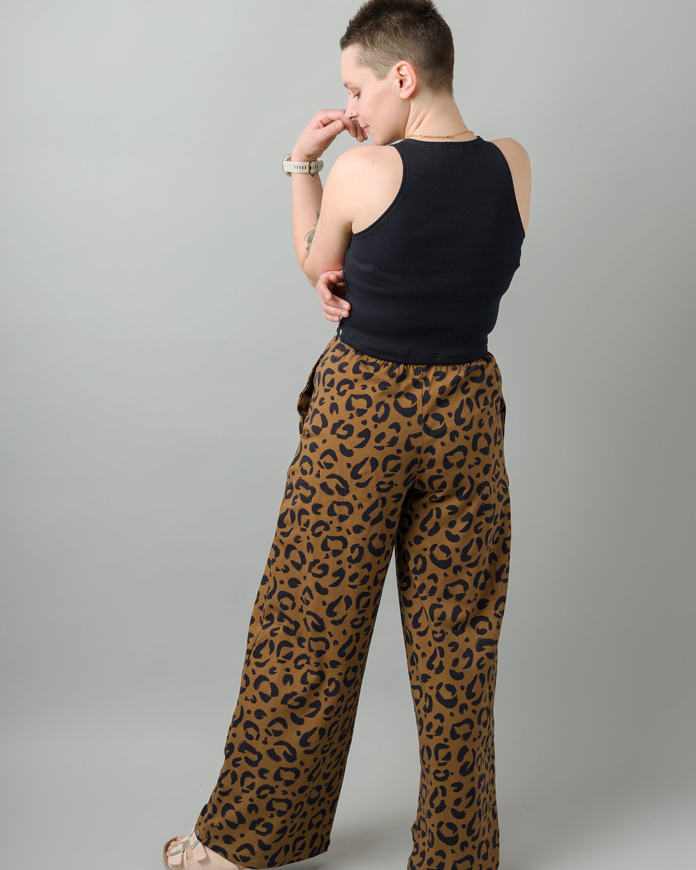 Melly trägt auf dem Foto 'Marlene' Größe M, Muster elastisch 'Leobert' und 'Sporty' Größe XS, Baumwoll-Ripp schwarz