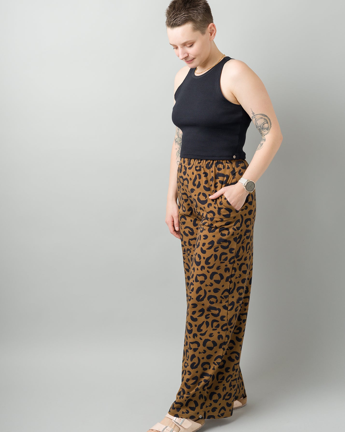 Melly trägt auf dem Foto 'Marlene' Größe M, Muster elastisch 'Leobert' und 'Sporty' Größe XS, Baumwoll-Ripp schwarz