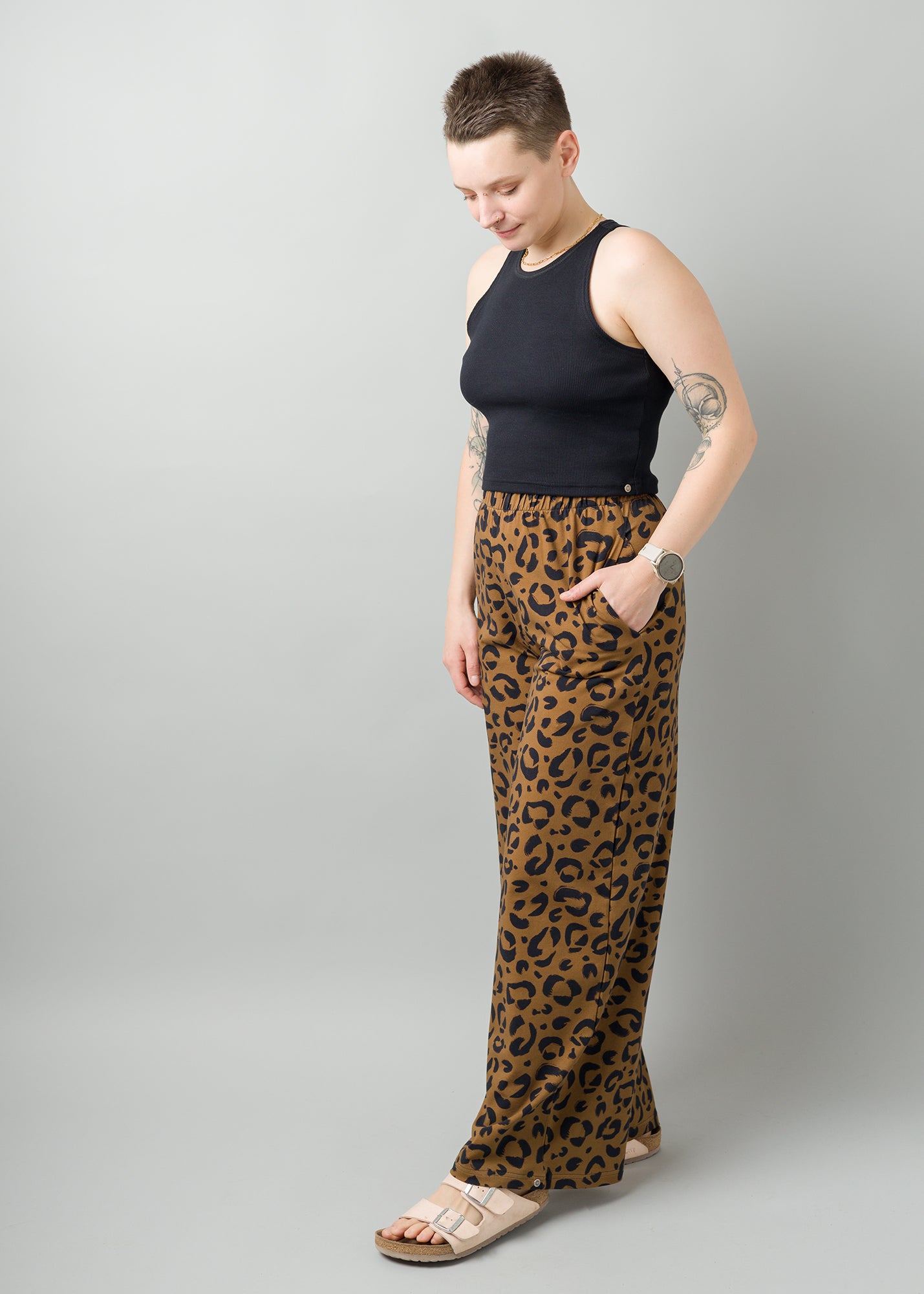 Melly trägt auf dem Foto 'Marlene' Größe M, Muster elastisch 'Leobert' und 'Sporty' Größe XS, Baumwoll-Ripp schwarz