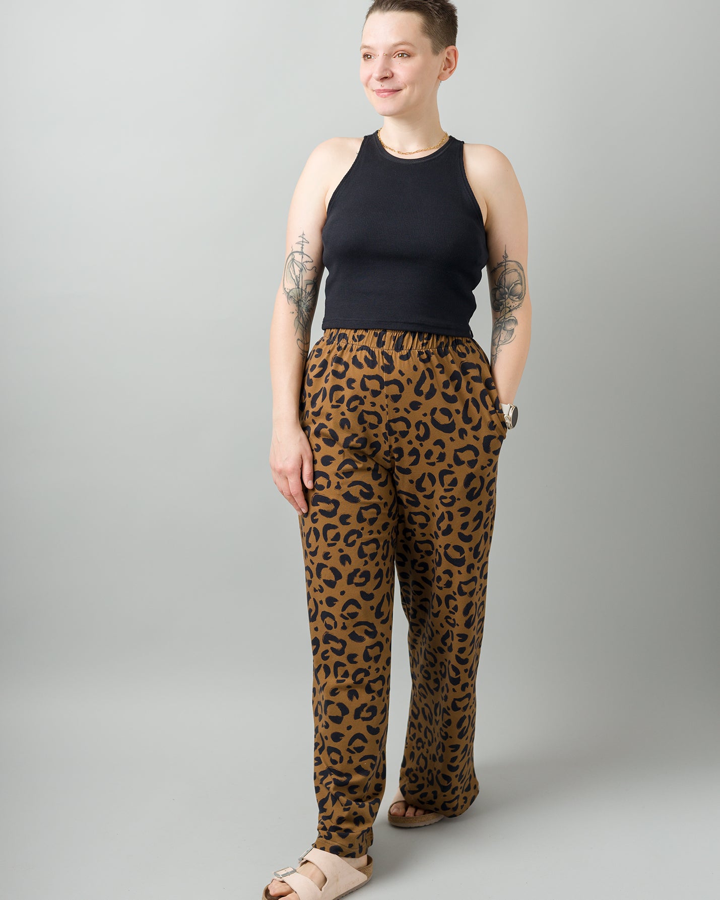 Melly trägt auf dem Foto 'Marlene' Größe M, Muster elastisch 'Leobert' und 'Sporty' Größe XS, Baumwoll-Ripp schwarz