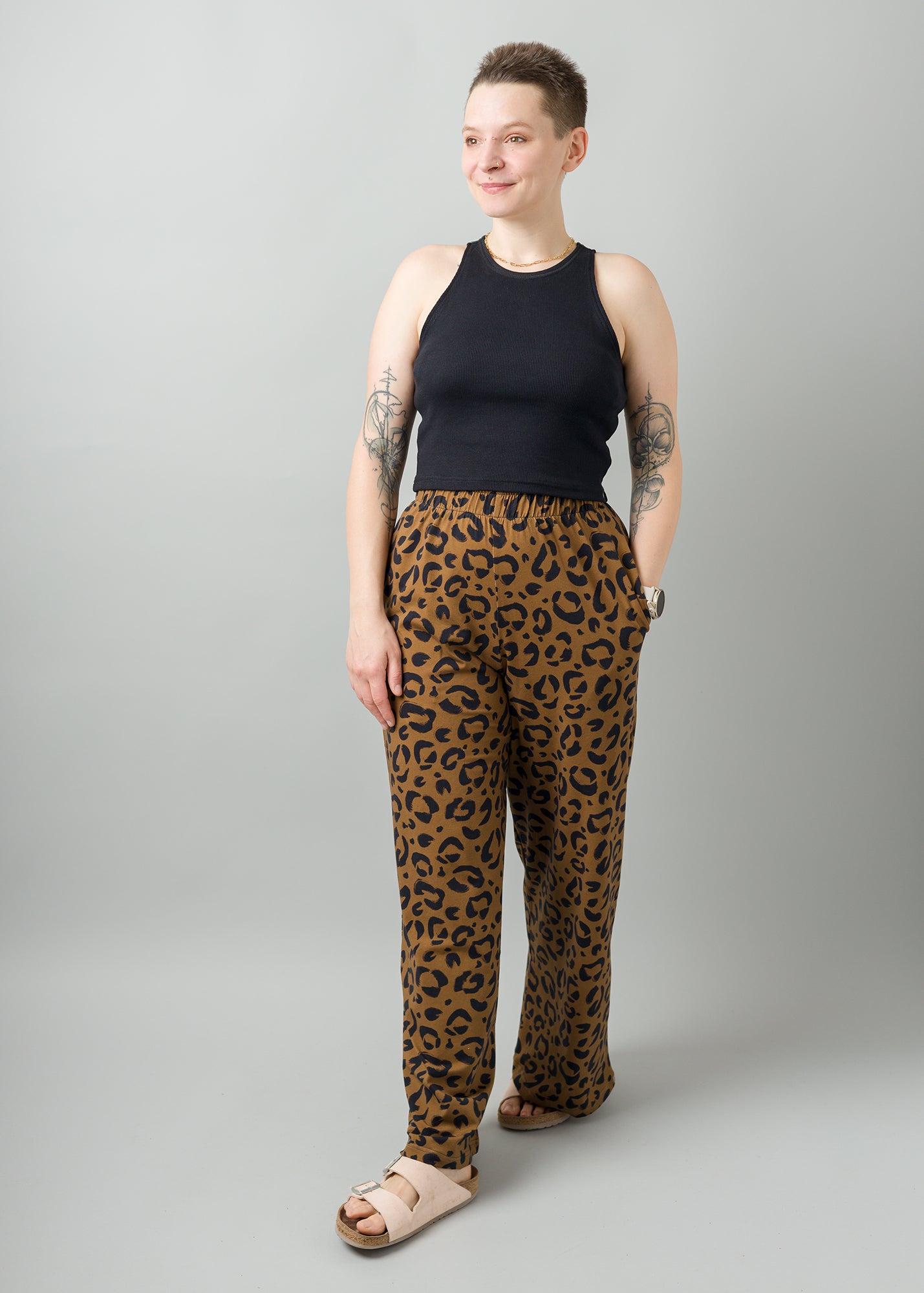 Melly trägt auf dem Foto 'Marlene' Größe M, Muster elastisch 'Leobert' und 'Sporty' Größe XS, Baumwoll-Ripp schwarz