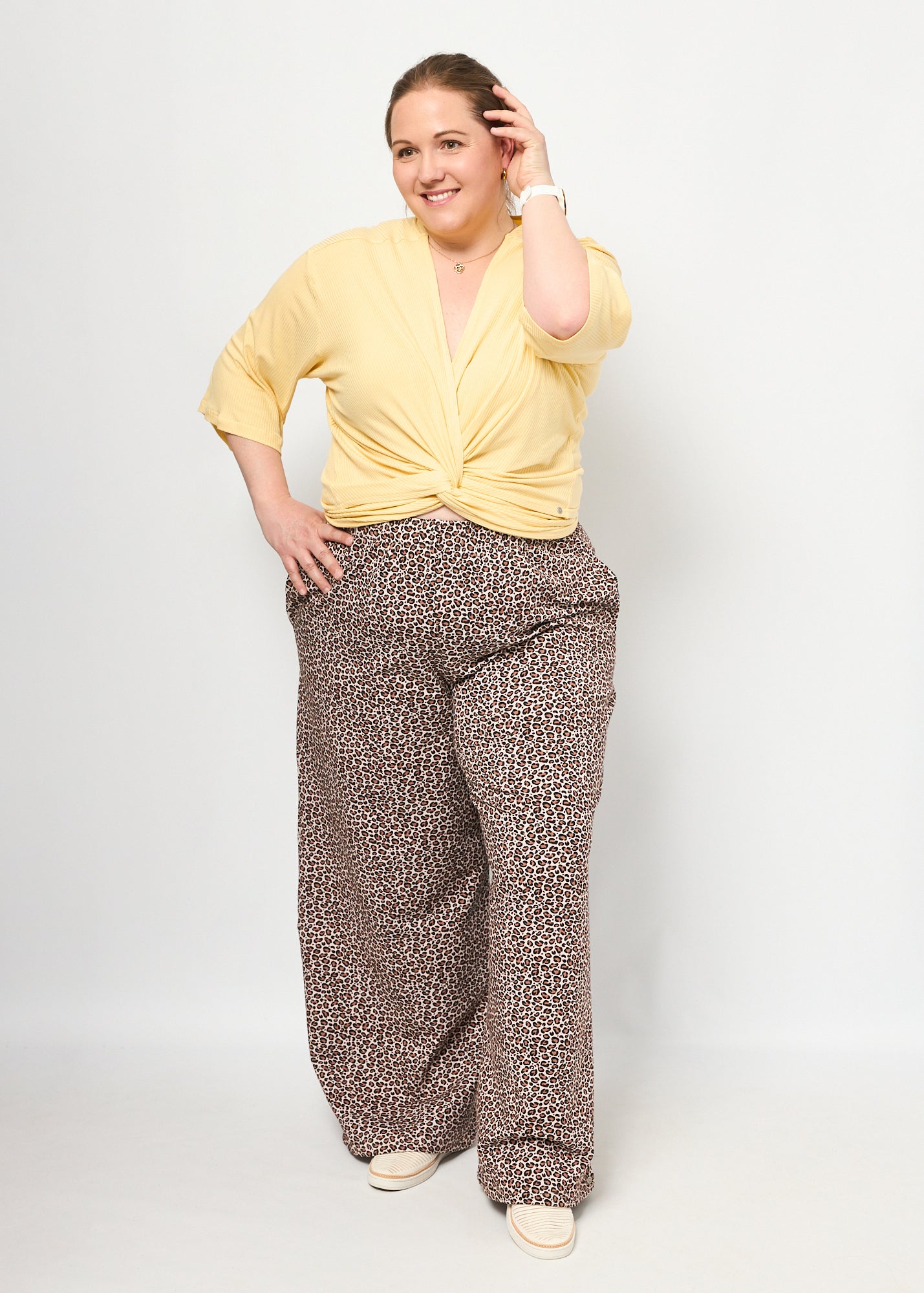 Dunja trägt die Marlenehose Muster "Leobertchen" in 4XL und Oberteil Viviane Musselin in XXL