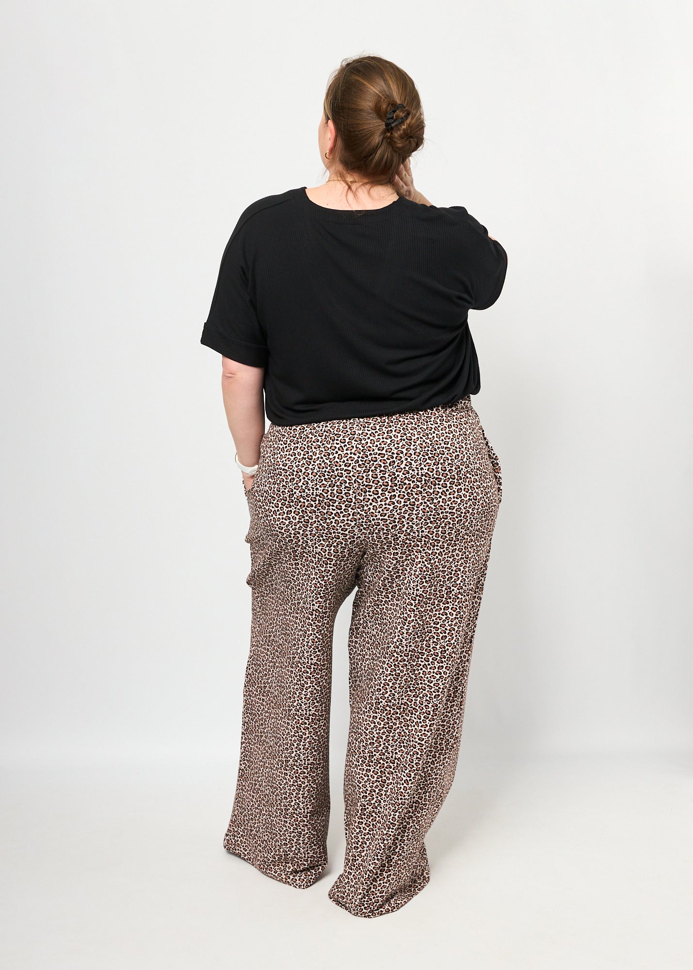 Dunja trägt die Marlenehose Muster "Leobertchen" in 4XL und Oberteil Viviane Musselin in XXL