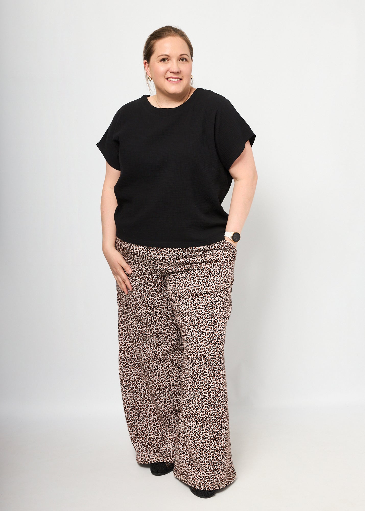 Dunja trägt die Marlenehose Muster "Leobertchen" in 4XL und Oberteil Viviane Musselin in XXL