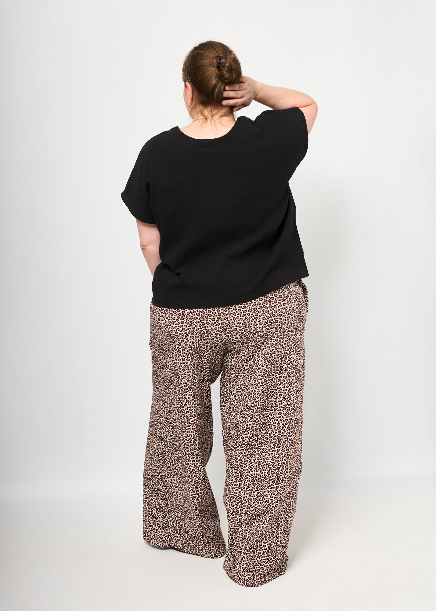 Dunja trägt die Marlenehose Muster "Leobertchen" in 4XL und Oberteil Viviane Musselin in XXL