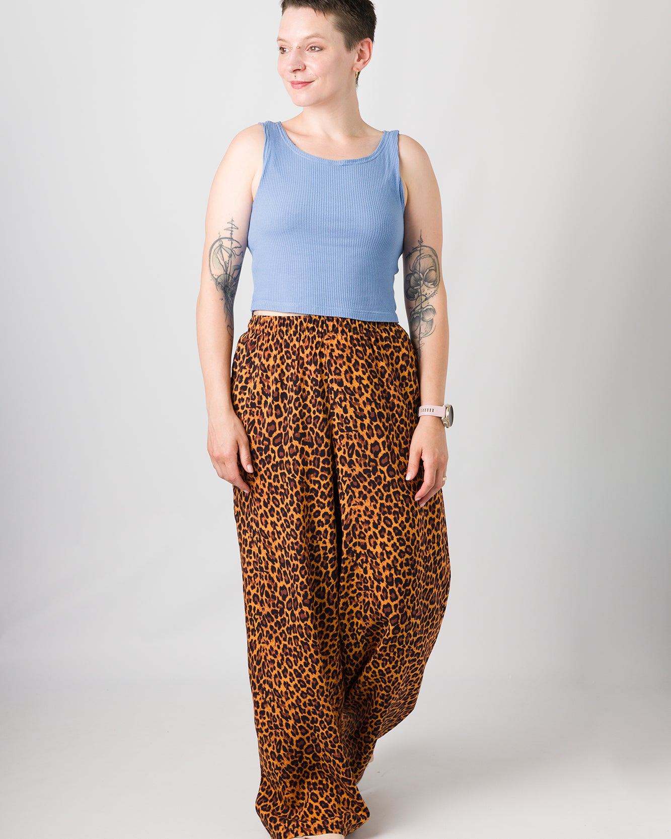 Melly trägt auf dem Foto 'Conni' Größe XS, Rippjersey und 'Marlene' Größe M, Muster nicht elastisch