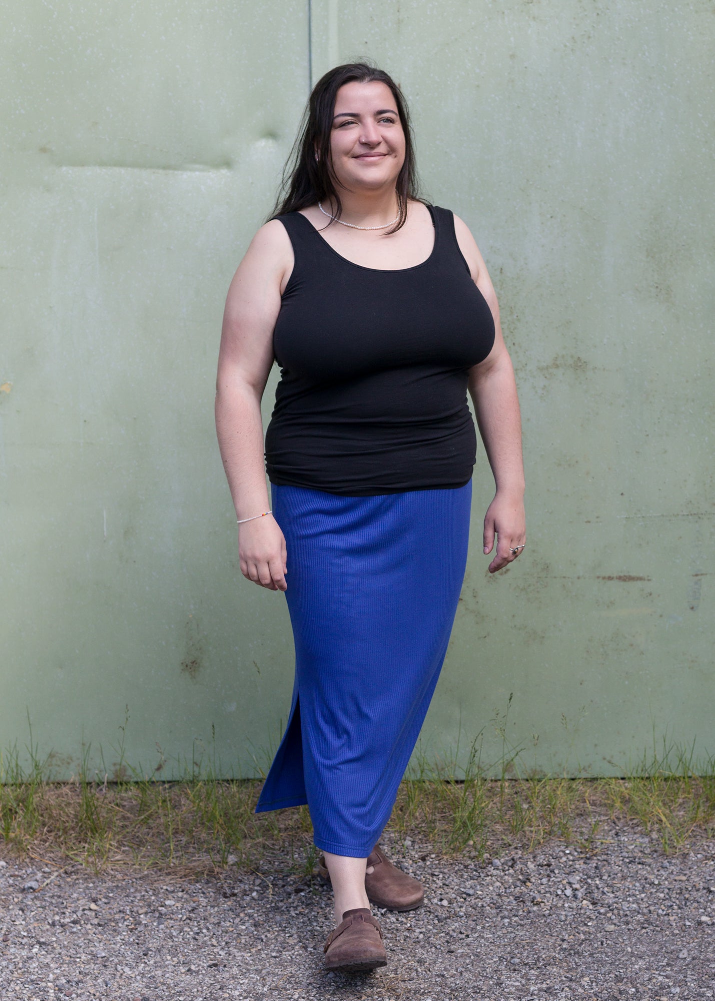 Flores trägt auf dem Foto 'Tessa' Größe XXXL, Rippjersey und 'Mira' Größe XXXL, Rippjersey