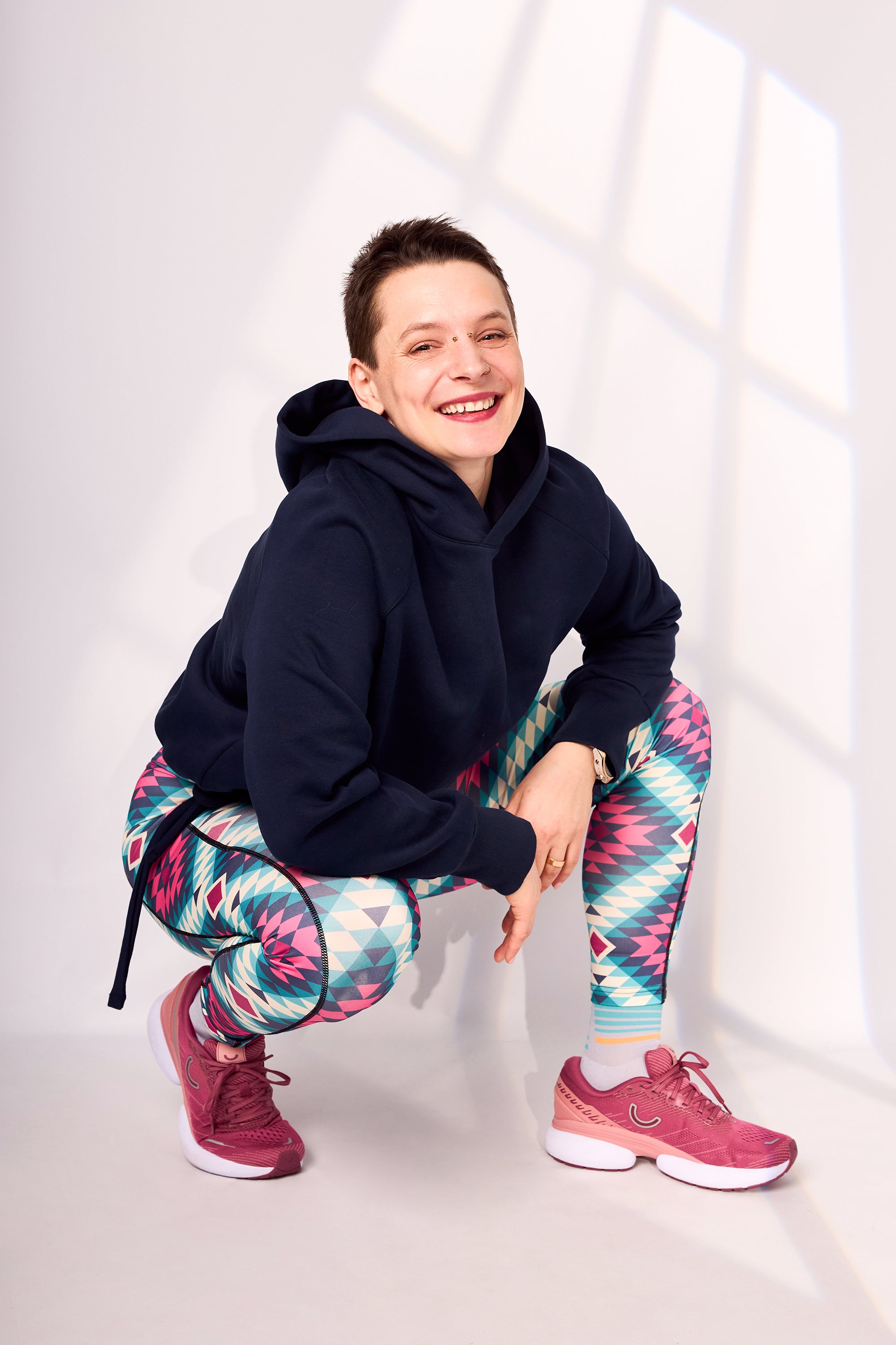 Melly trägt auf dem Foto 'Hella' Größe S, Sweat 'Dunkelblau' und 'Kathrine' Sport-Leggins Größe S, Activewear 'Rauten'