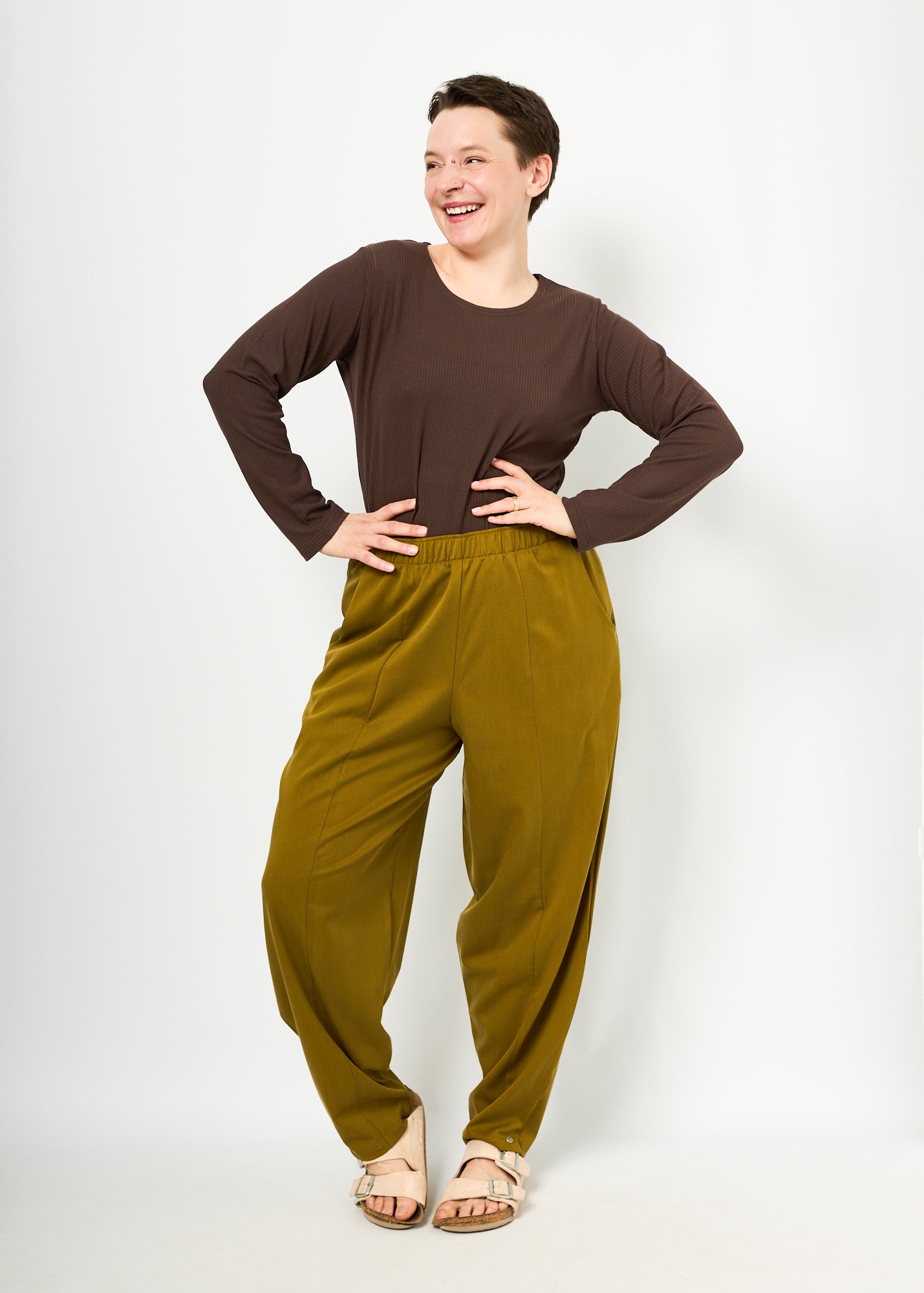 Melly trägt hier Betty in Größe XL Farbe Khaki