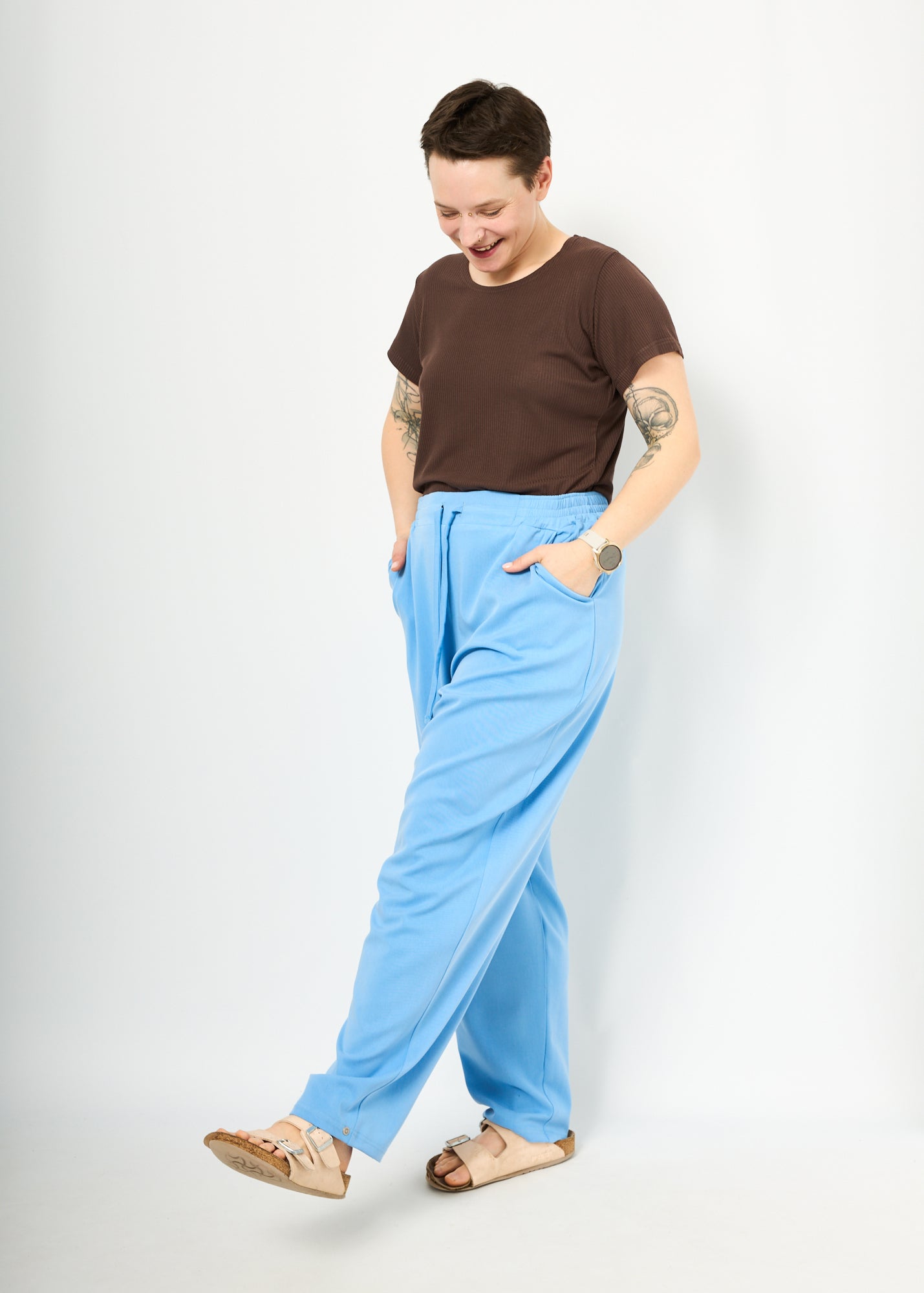 Melly trägt hier Holly in Babyblau Größe L & das Basicshirt aus Rippjersey braun