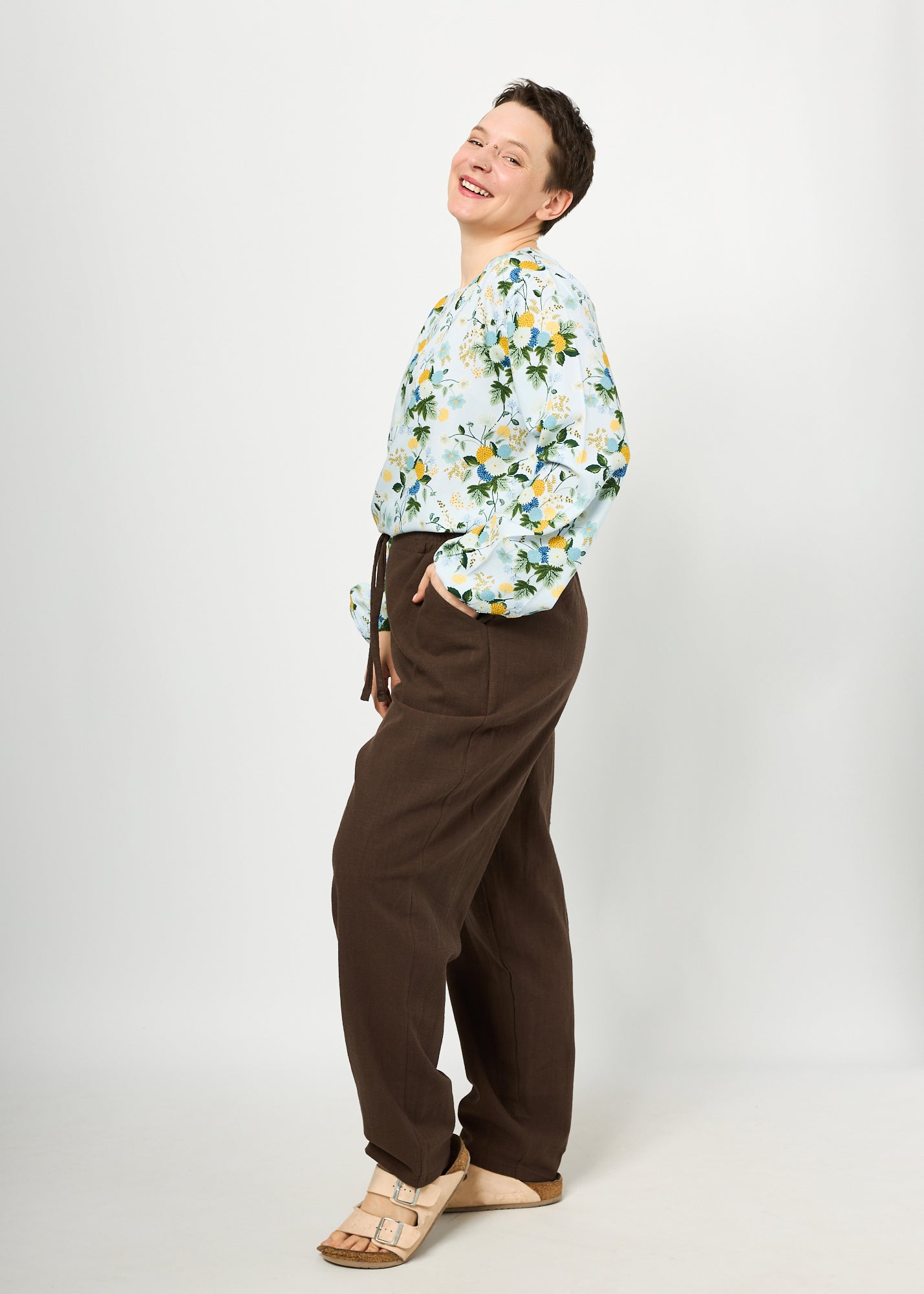 Melly trägt auf dem Bild Leinen braun in Größe L