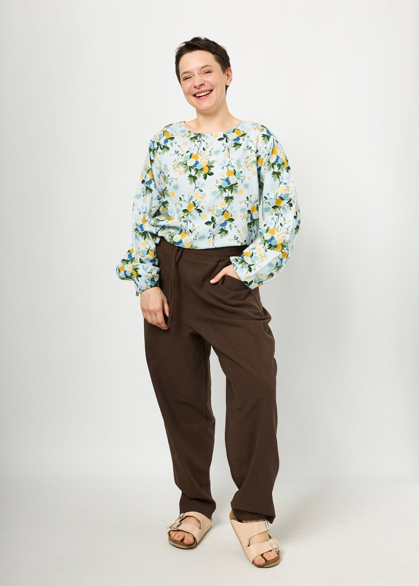 Melly trägt auf dem Bild Leinen braun in Größe L