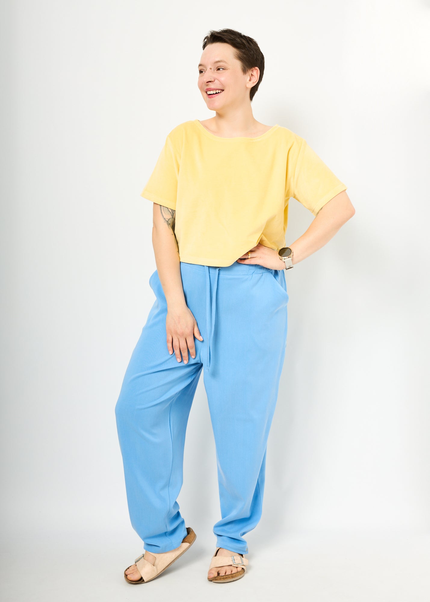 Melly trägt hier Holly in Babyblau Größe L & das Oberteil Gerda aus Velvet gelb