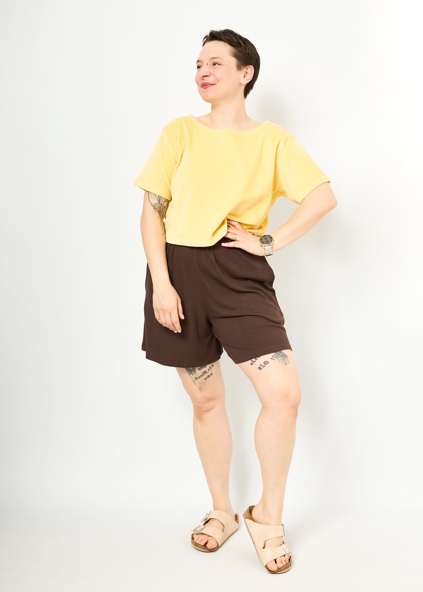 Melly trägt hier Gerda Velvet gelb in Größe M & die kurze Hose Kira in braun Größe M