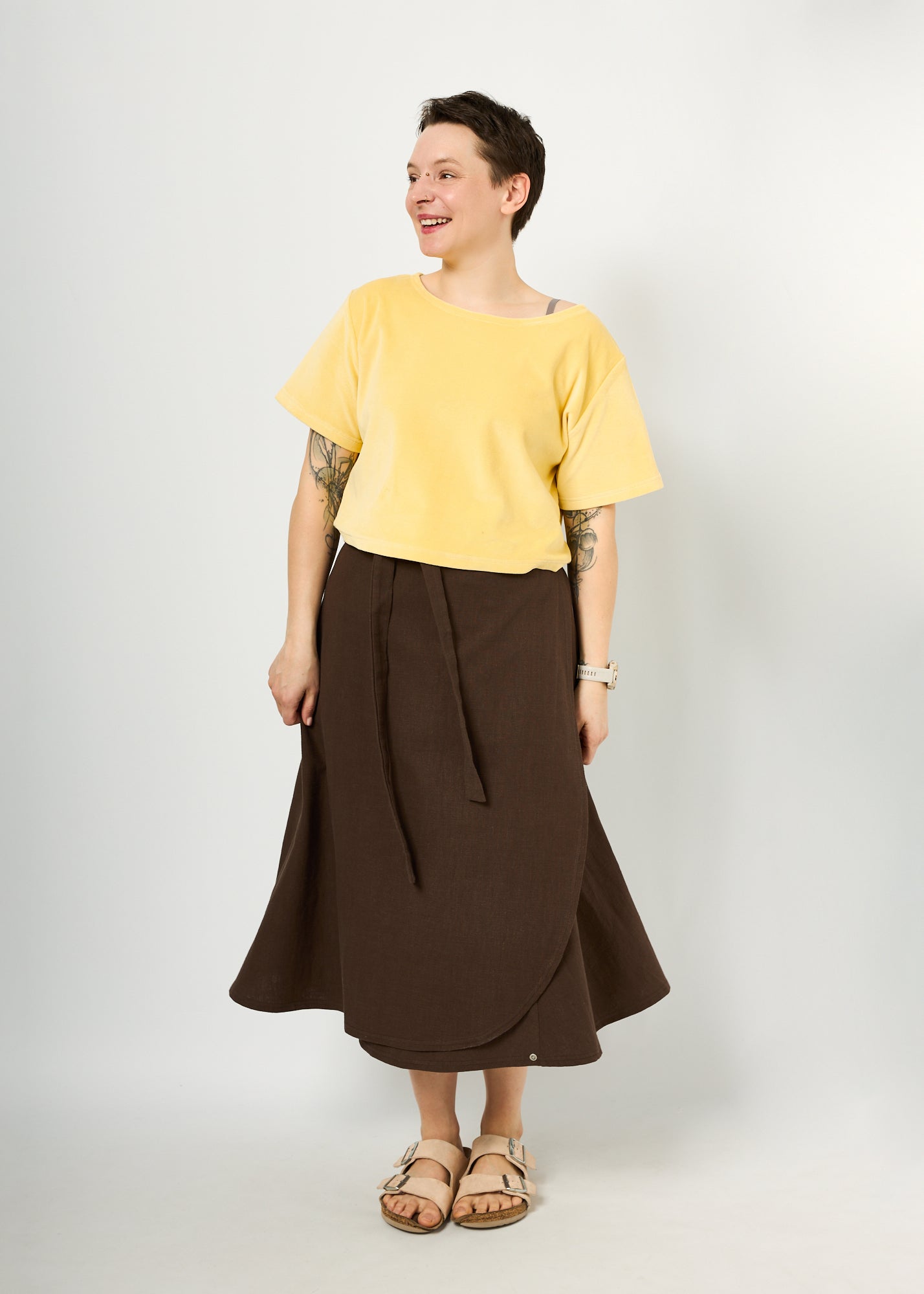 Melly trägt hier Leinen braun in Größe M und das Oberteil Gerda aus Velvet gelb in Größe M