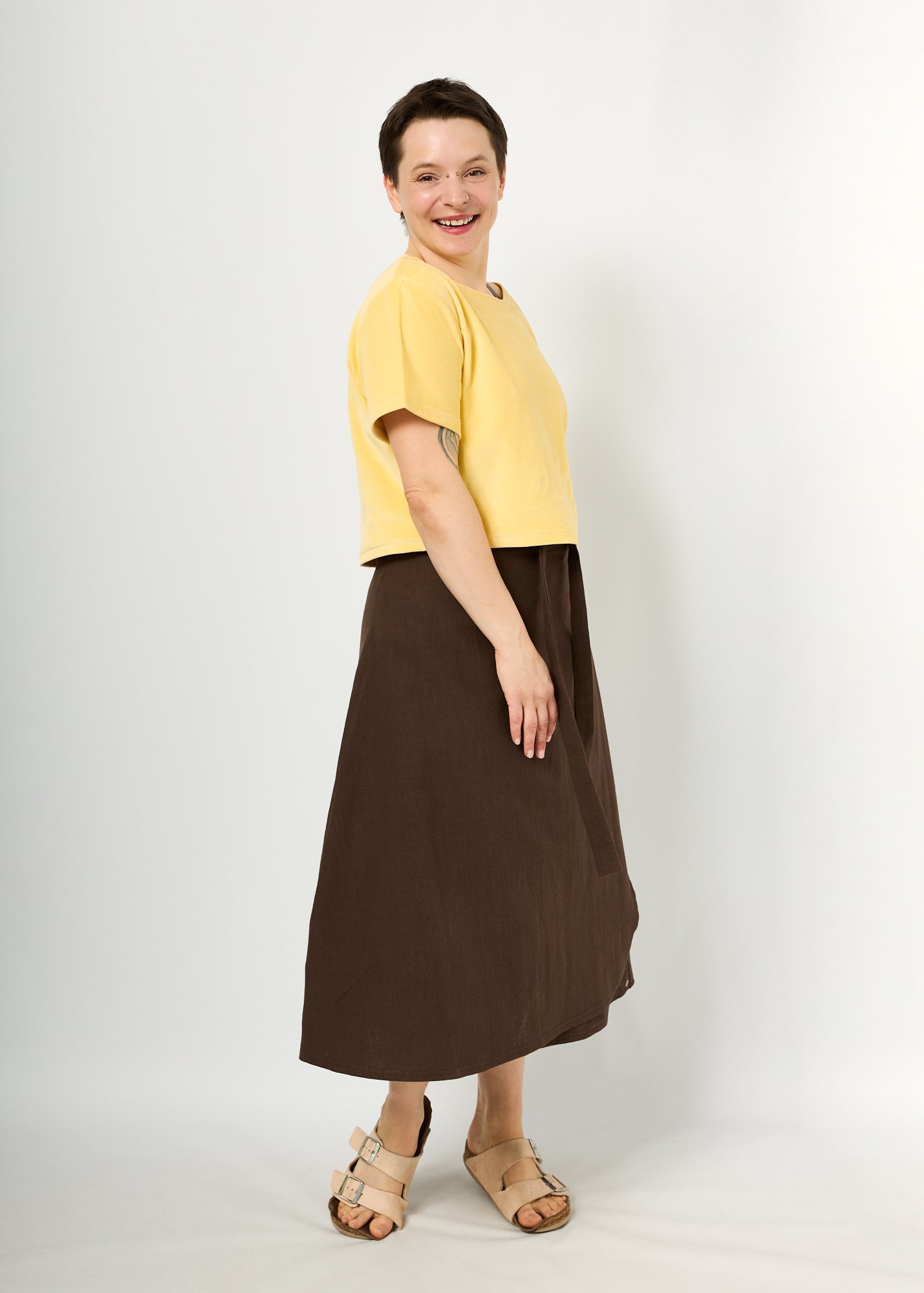 Melly trägt hier Leinen braun in Größe M und das Oberteil Gerda aus Velvet gelb in Größe M