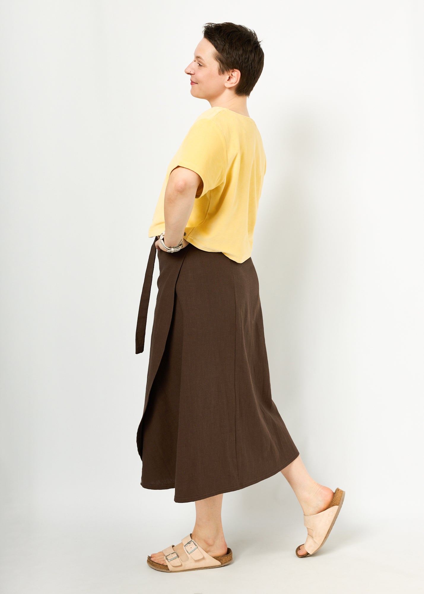 Melly trägt hier Leinen braun in Größe M und das Oberteil Gerda aus Velvet gelb in Größe M