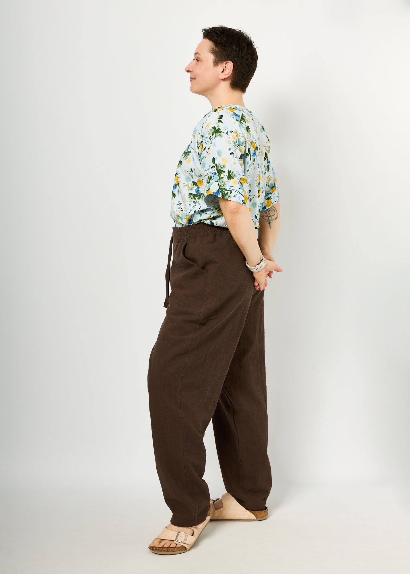 Melly trägt hier Ophelia in "Blütentanz" in Größe L und Hose Holly in Leinen braun Größe L