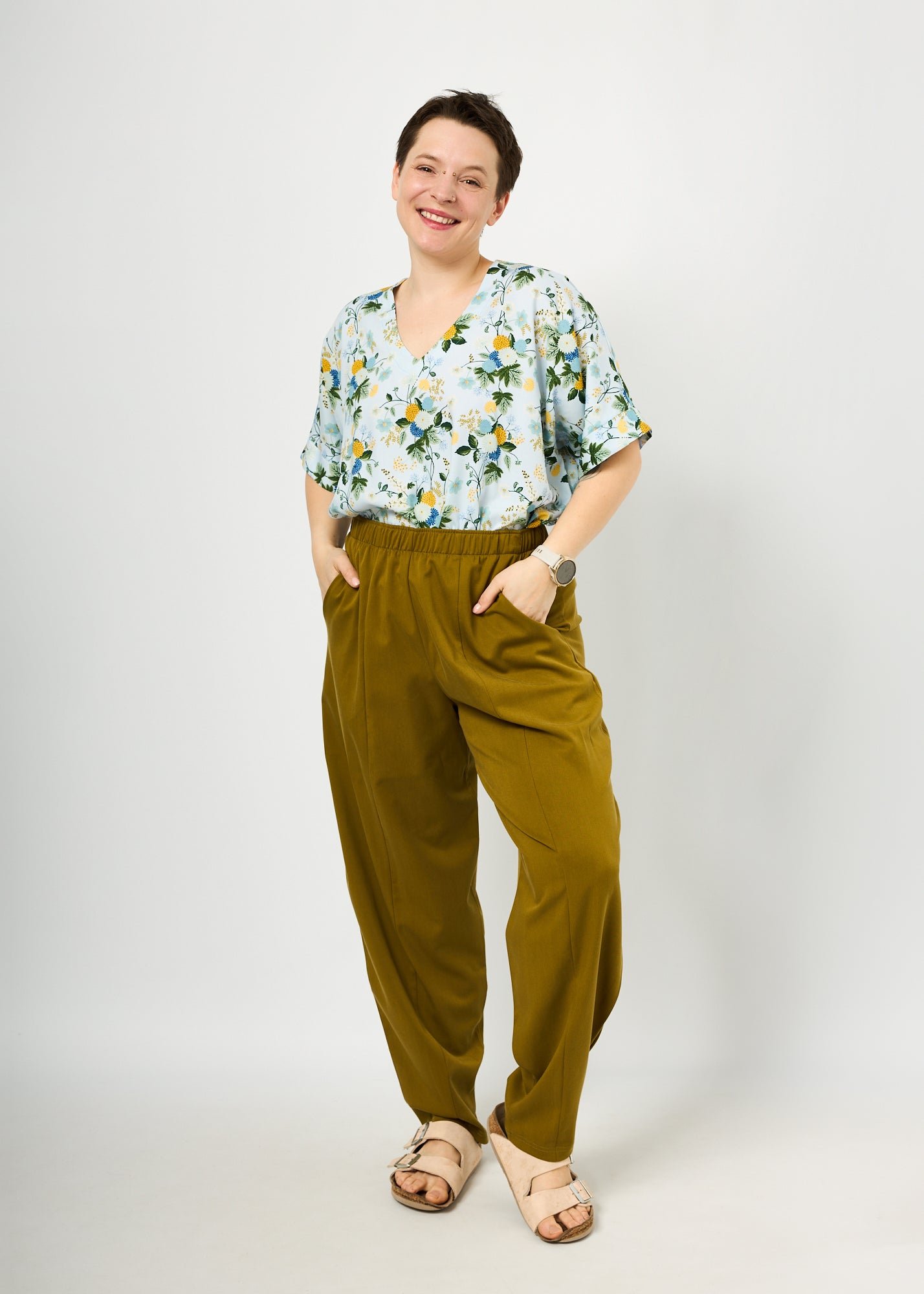 Melly trägt hier Ophelia in "Blütentanz" in Größe L und Hose Betty in Tenceltwill Khaki Größe L