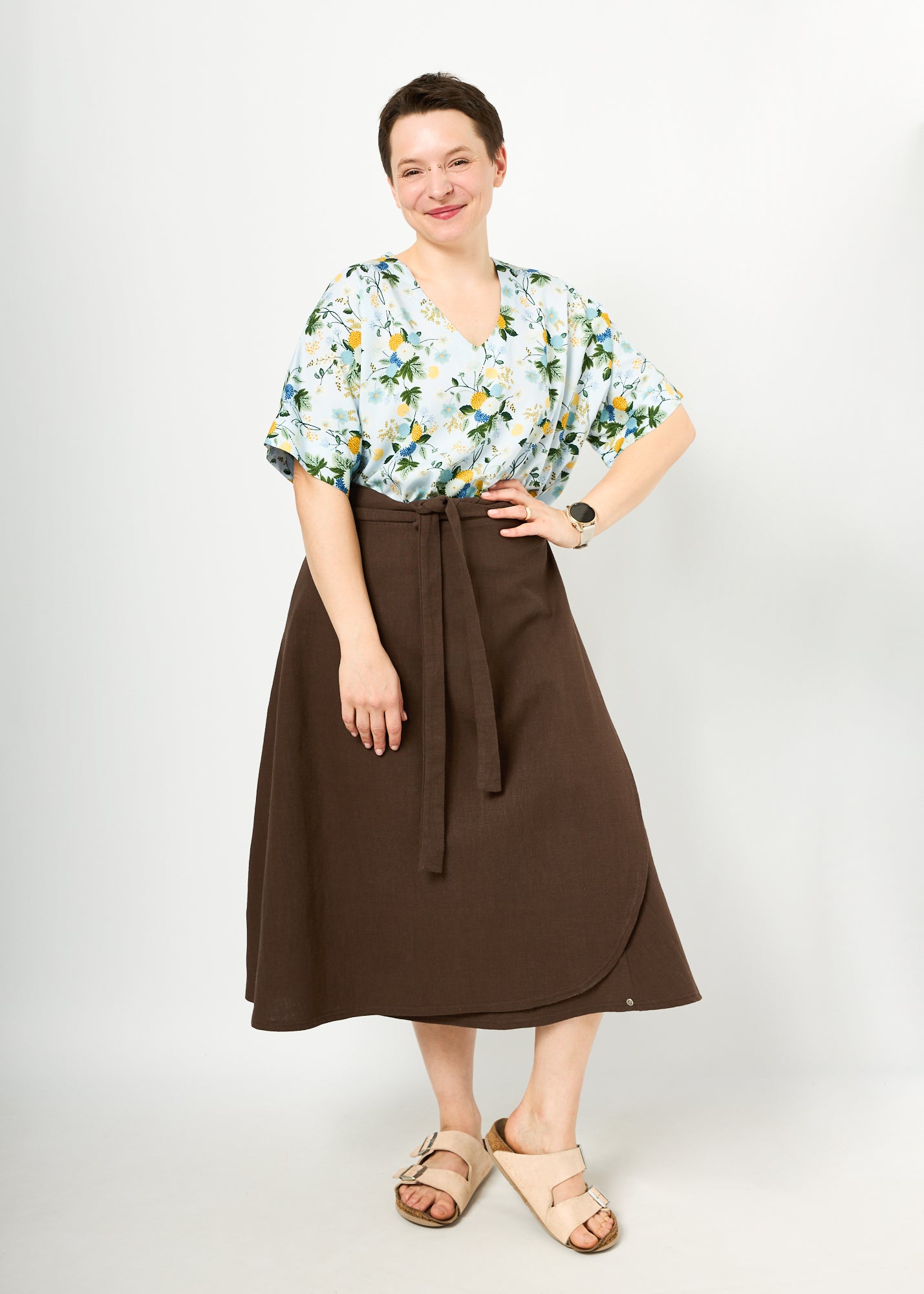 Melly trägt hier Ophelia in "Blütentanz" in Größe L und Rock Wanda in
Leinen braun Größe M