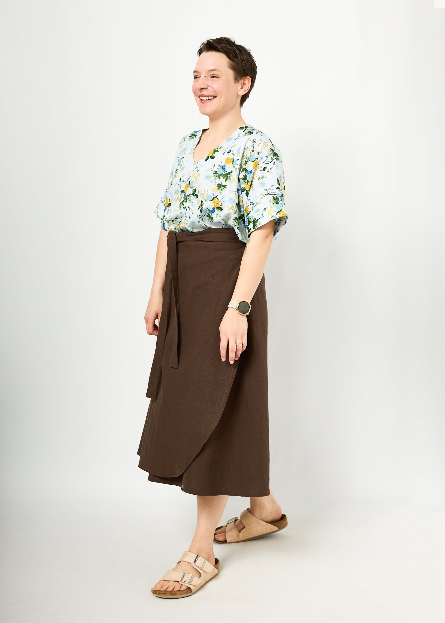 Melly trägt hier Ophelia in "Blütentanz" in Größe L und Rock Wanda in
Leinen braun Größe M