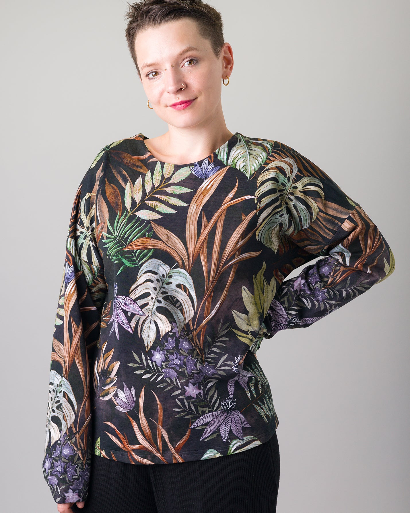 Melly trägt auf dem Foto 'Viviane' Größe S, Muster elastisch 'Plantlover'