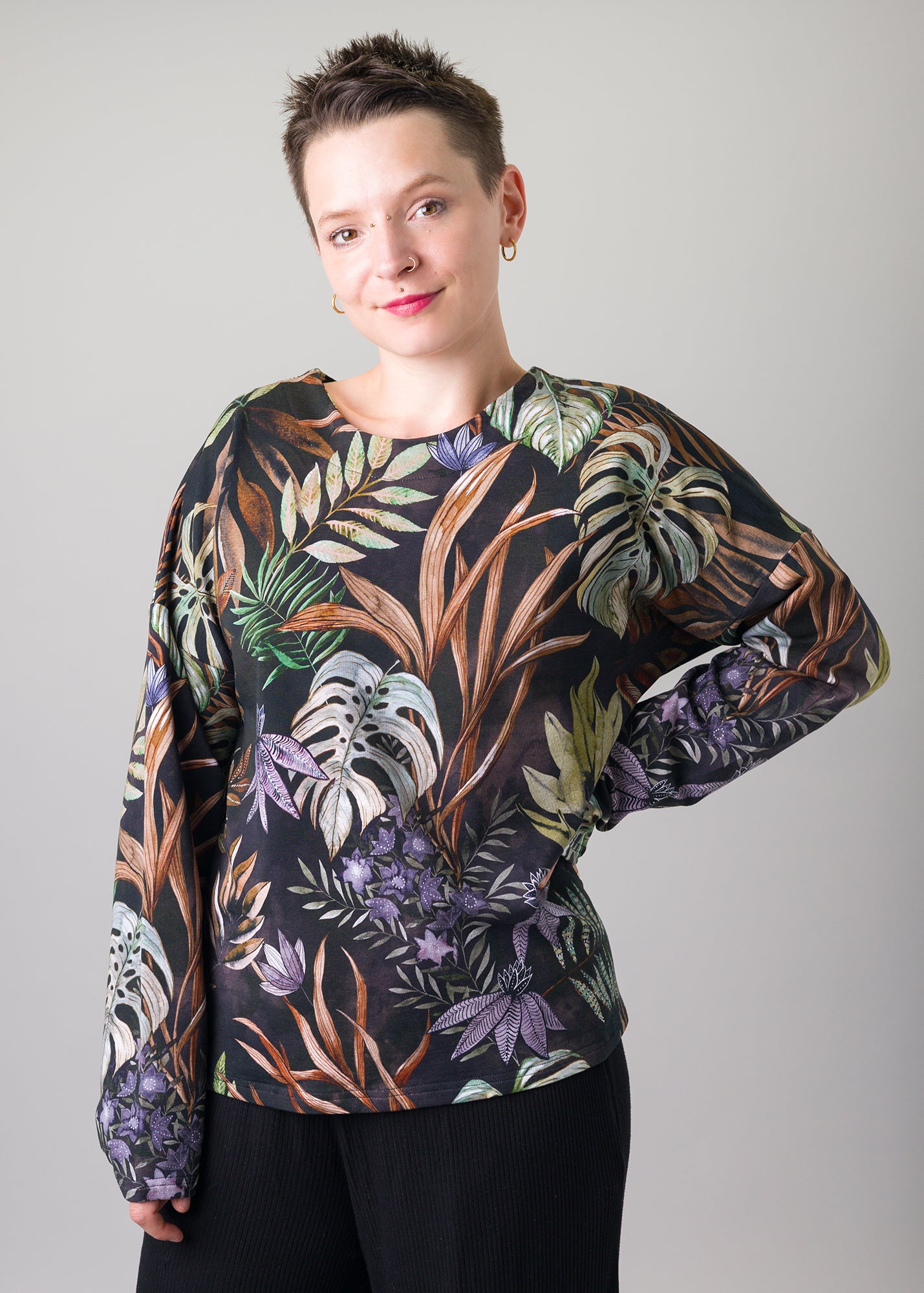 Melly trägt auf dem Foto 'Viviane' Größe S, Muster elastisch 'Plantlover'