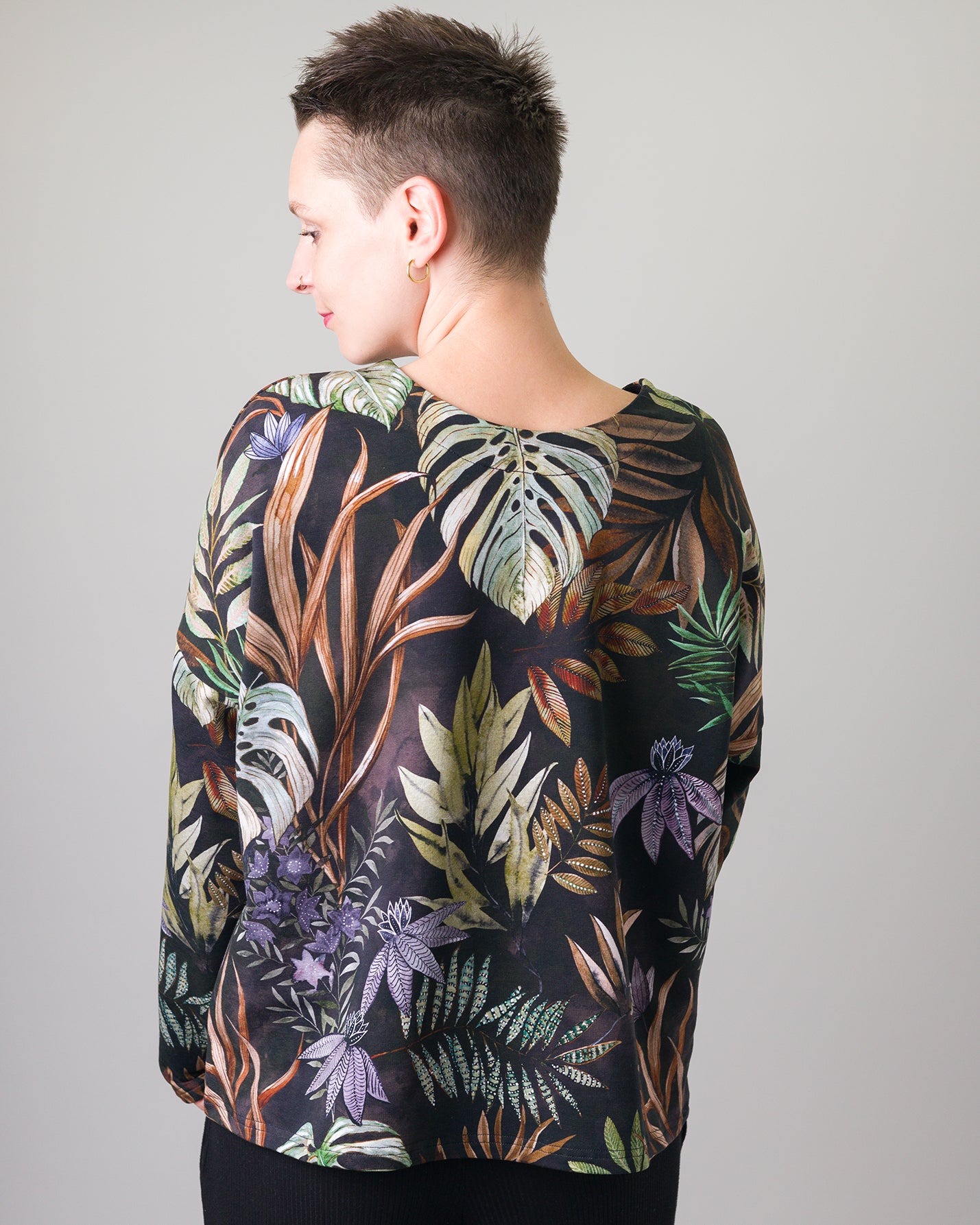 Melly trägt auf dem Foto 'Viviane' Größe S, Muster elastisch 'Plantlover'