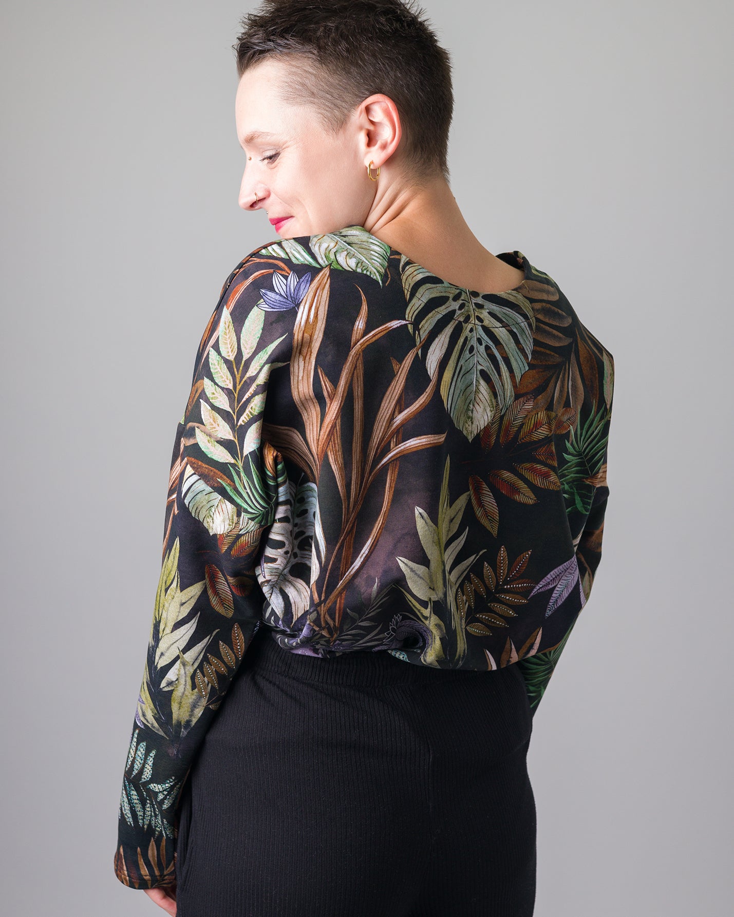 Melly trägt auf dem Foto 'Viviane' Größe S, Muster elastisch 'Plantlover'