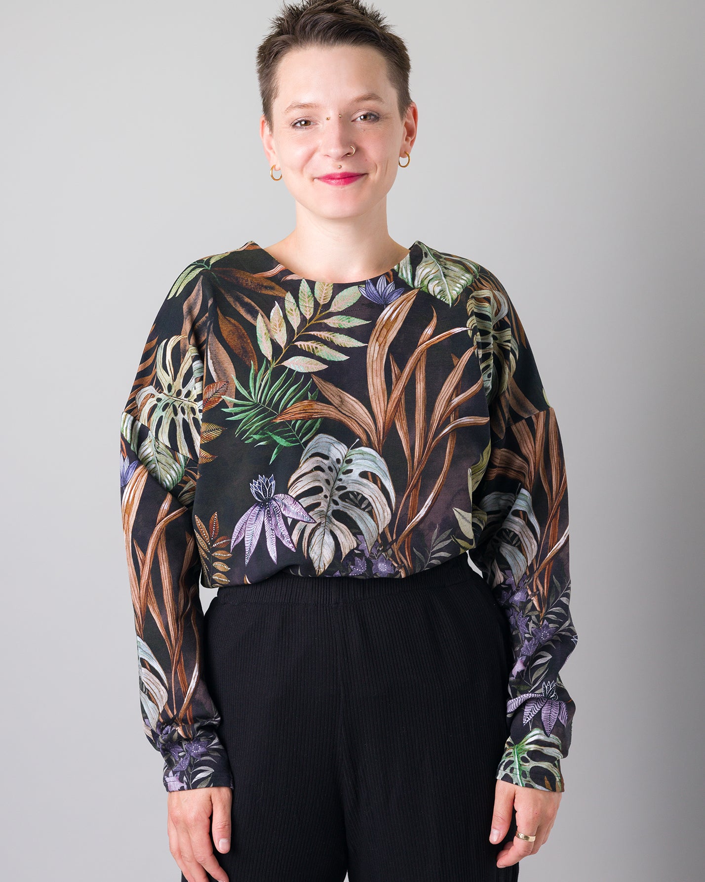 Melly trägt auf dem Foto 'Viviane' Größe S, Muster elastisch 'Plantlover'