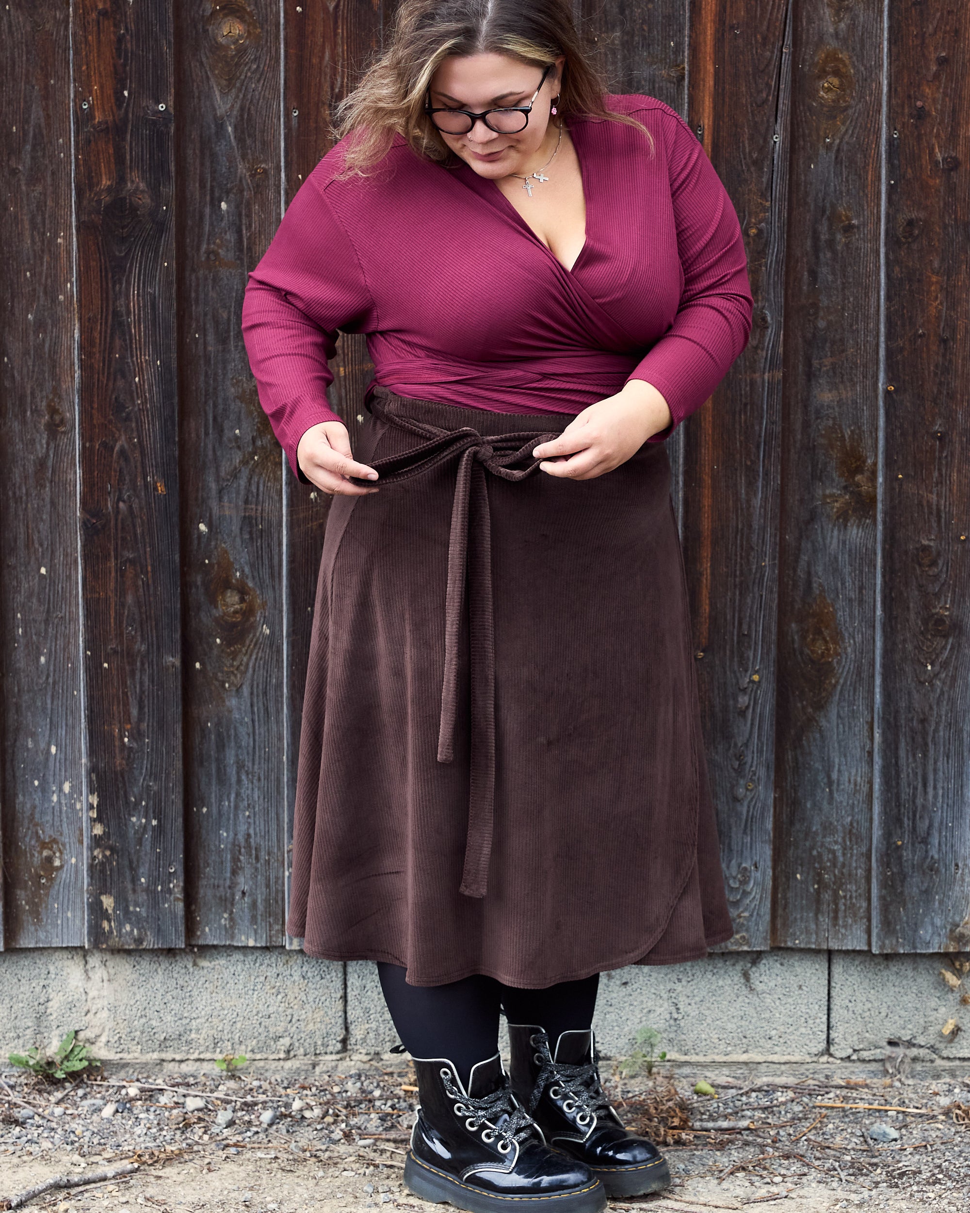 Vroni trägt auf dem Foto 'Winja' Größe 3, Rippjersey burgund und 'Wanda Midi' Größe 4XL, Velvet-Cord braun