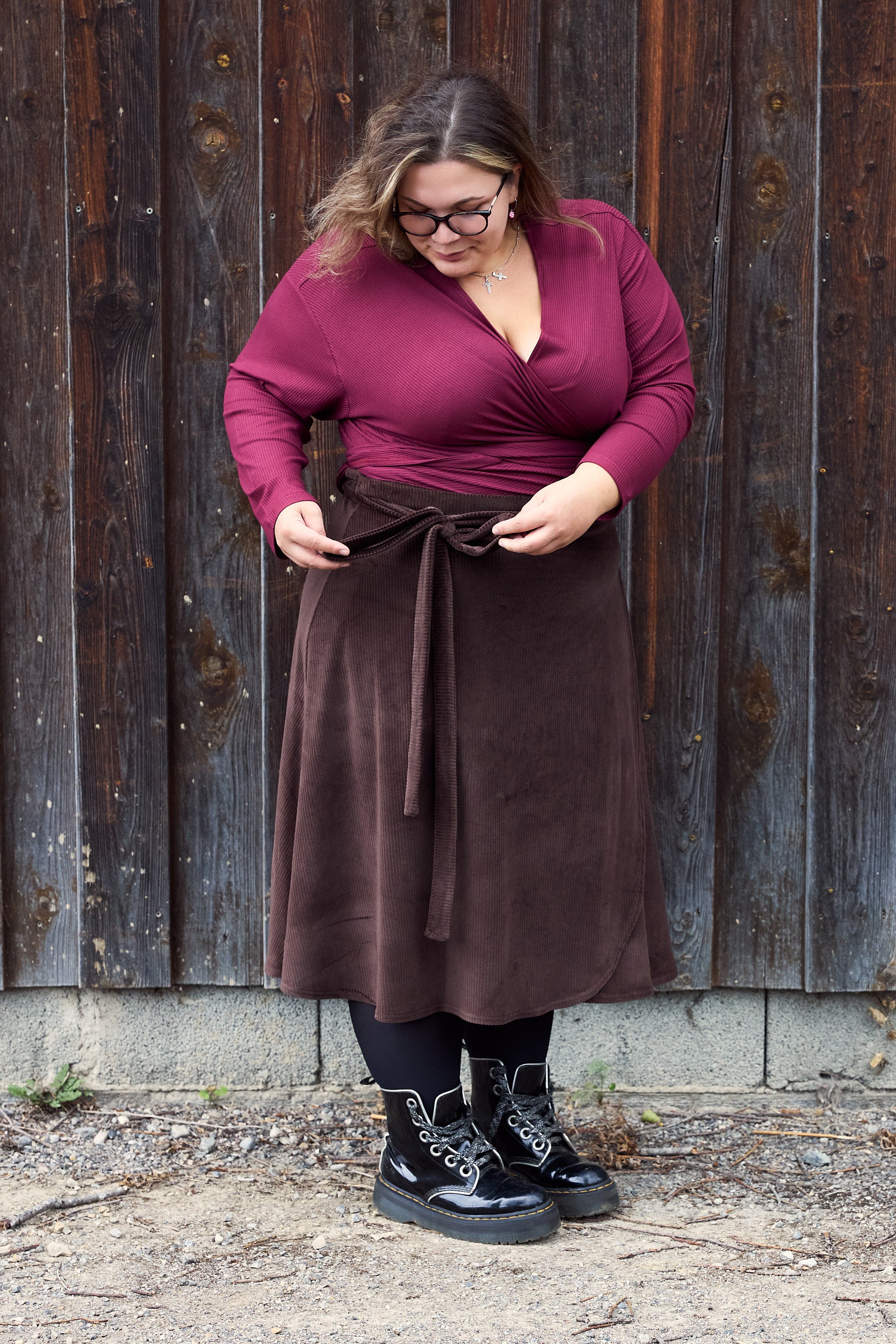 Vroni trägt auf dem Foto 'Winja' Größe 3, Rippjersey burgund und 'Wanda Midi' Größe 4XL, Velvet-Cord braun