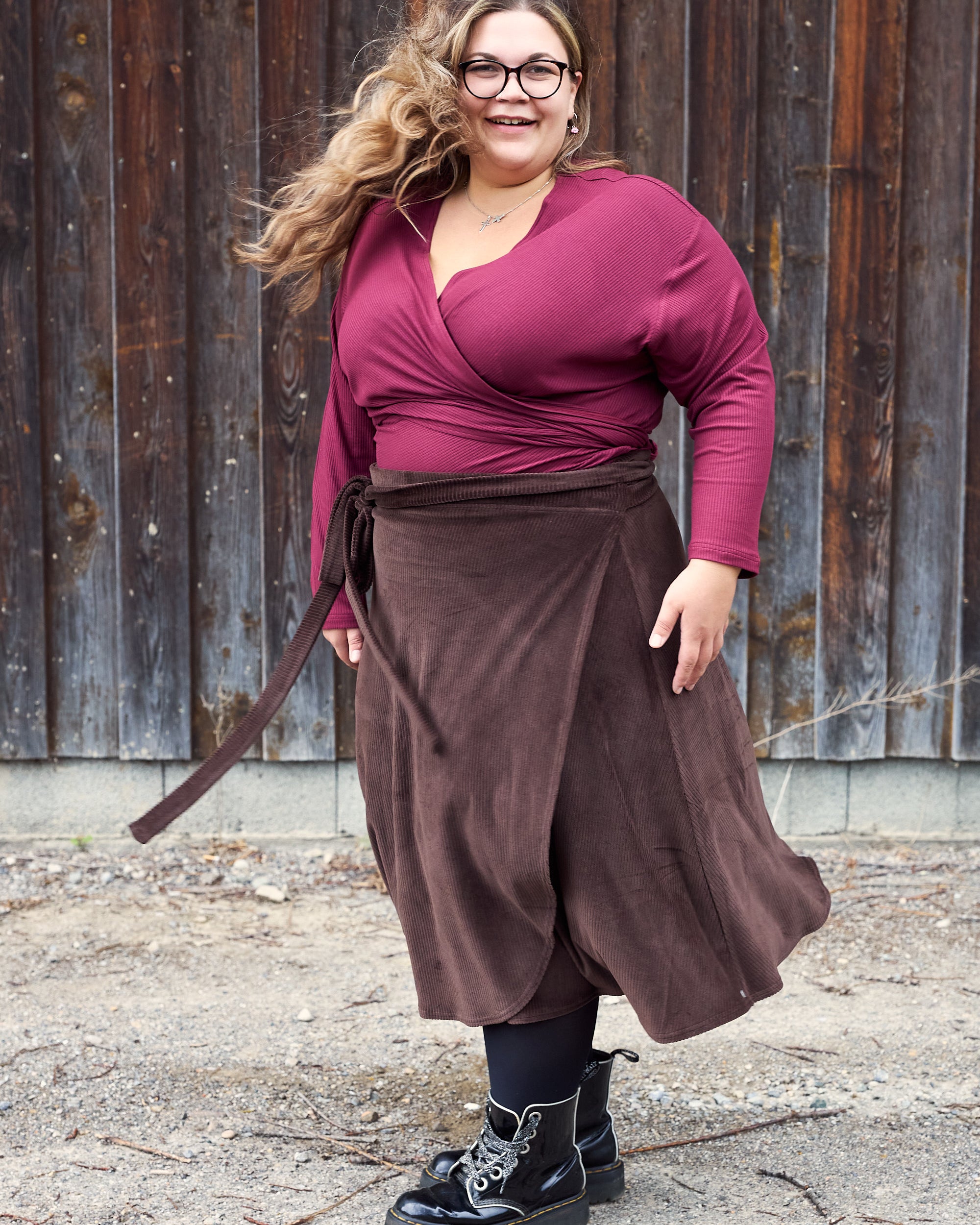 Vroni trägt auf dem Foto 'Winja' Größe 3, Rippjersey burgund und 'Wanda Midi' Größe 4XL, Velvet-Cord braun