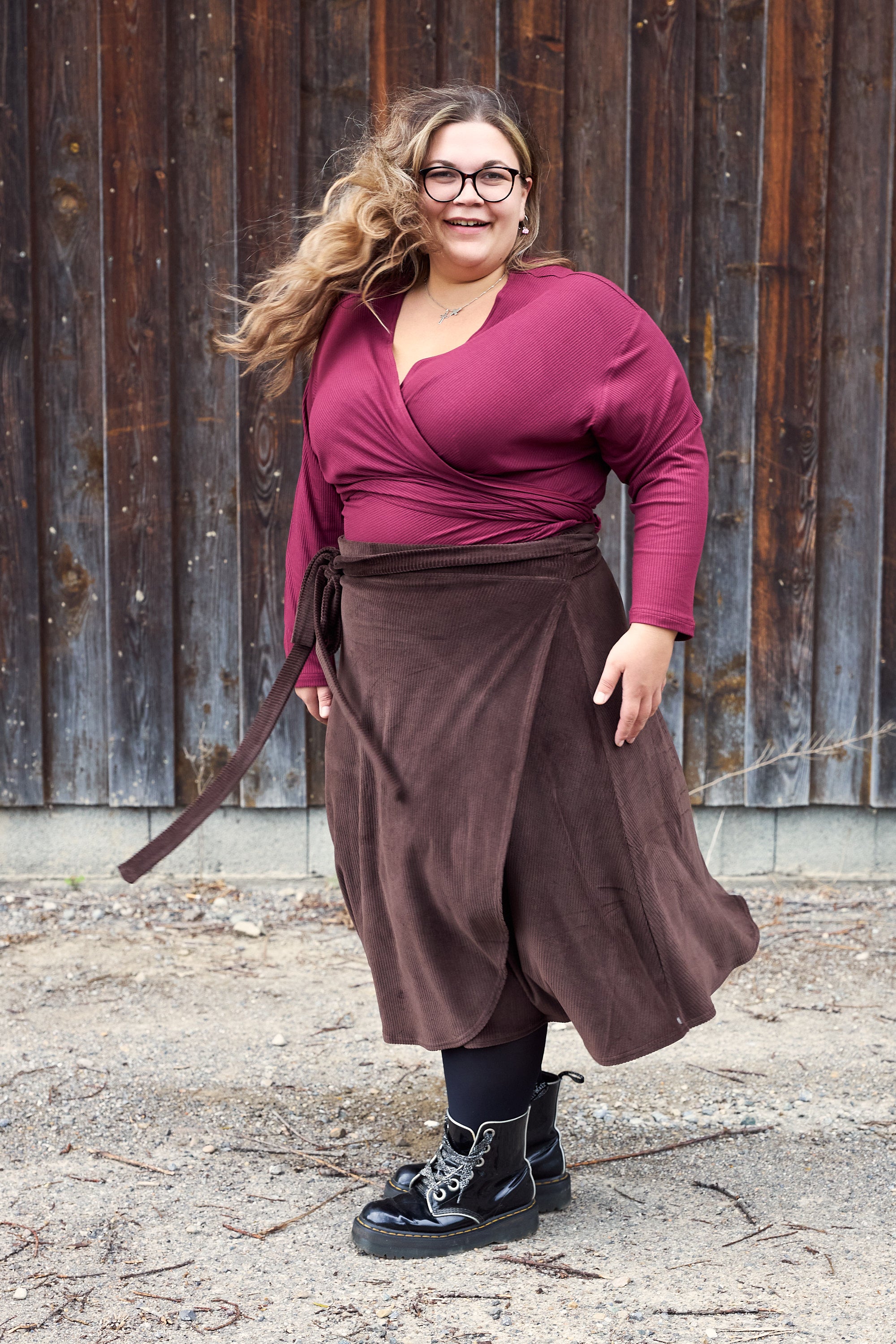 Vroni trägt auf dem Foto 'Winja' Größe 3, Rippjersey burgund und 'Wanda Midi' Größe 4XL, Velvet-Cord braun