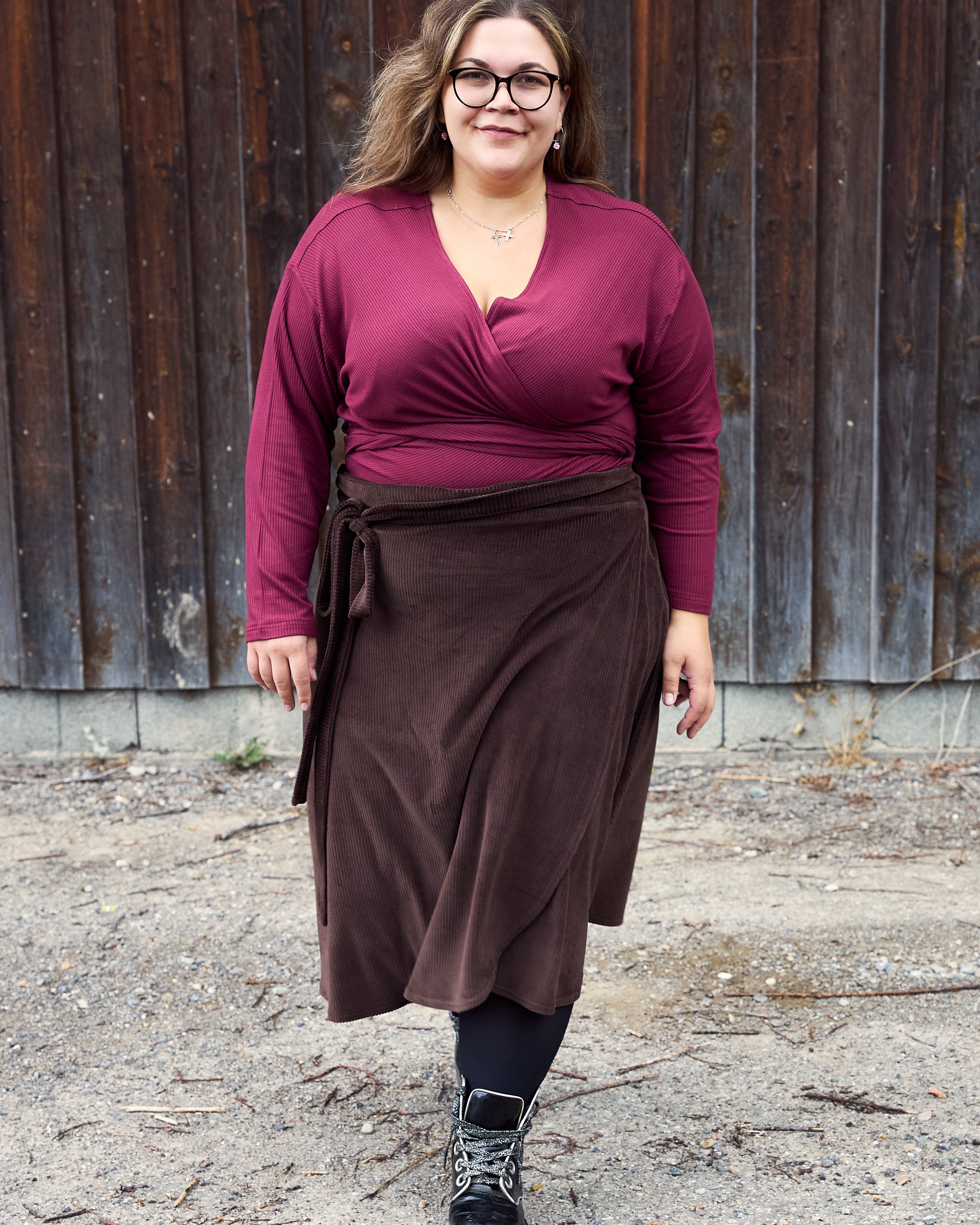 Vroni trägt auf dem Foto 'Winja' Größe 3, Rippjersey burgund und 'Wanda Midi' Größe 4XL, Velvet-Cord braun