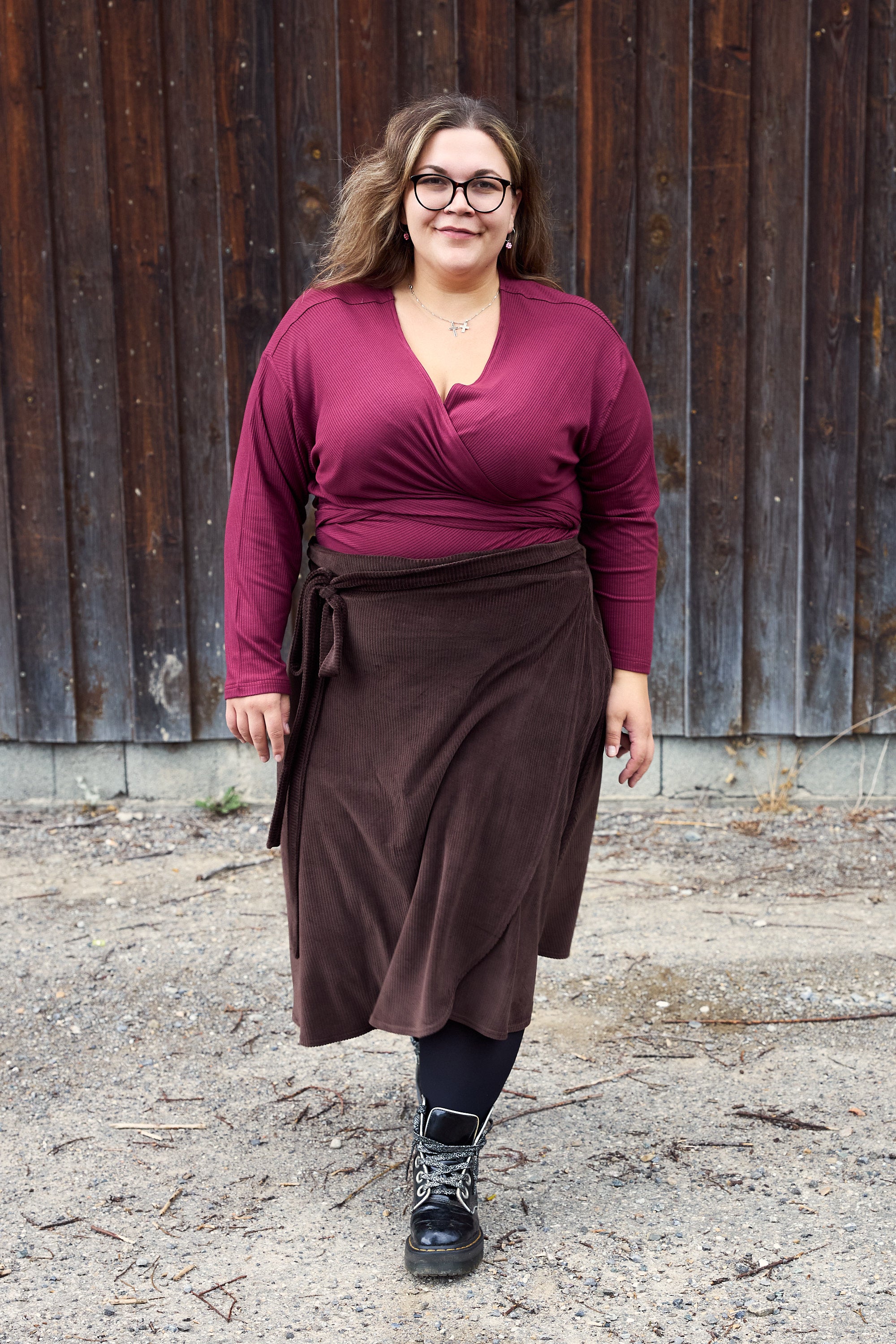 Vroni trägt auf dem Foto 'Winja' Größe 3, Rippjersey burgund und 'Wanda Midi' Größe 4XL, Velvet-Cord braun