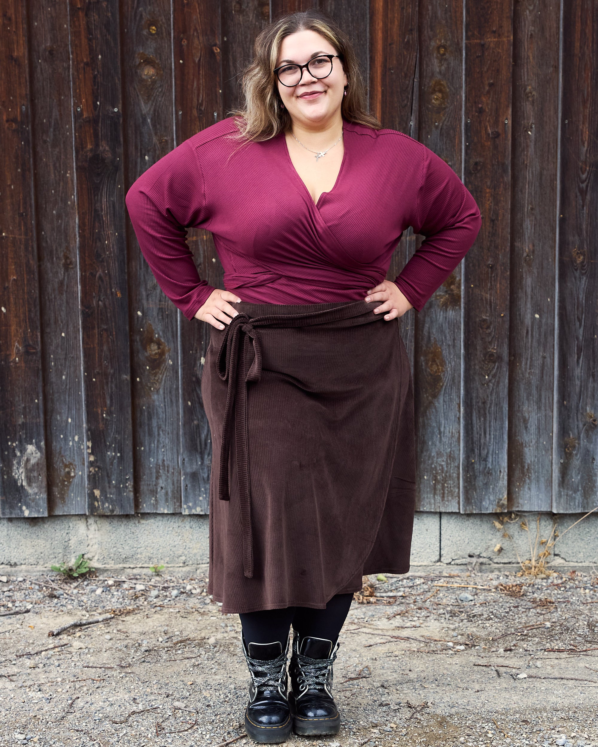 Vroni trägt auf dem Foto 'Winja' Größe 3, Rippjersey burgund und 'Wanda Midi' Größe 4XL, Velvet-Cord braun