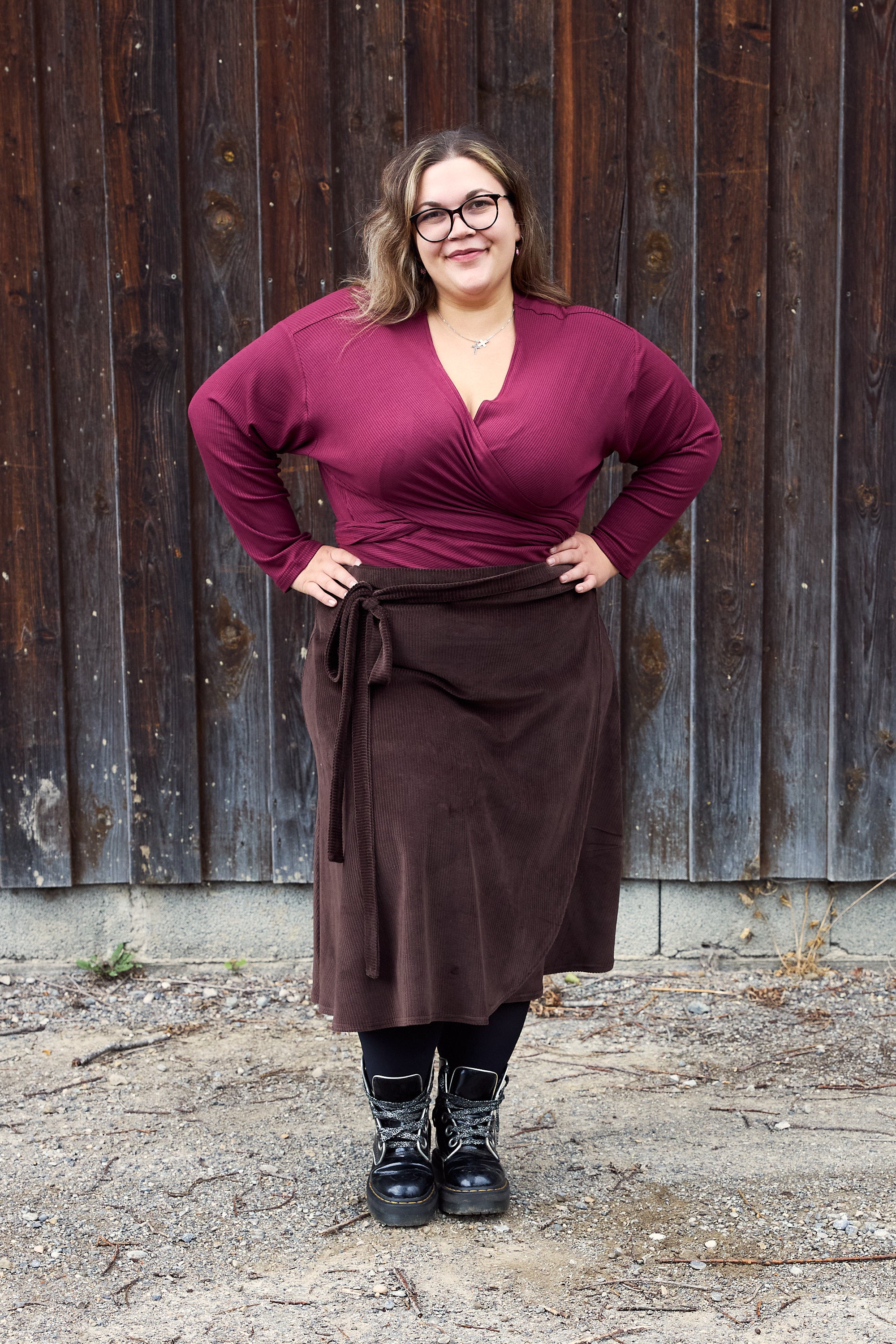 Vroni trägt auf dem Foto 'Winja' Größe 3, Rippjersey burgund und 'Wanda Midi' Größe 4XL, Velvet-Cord braun