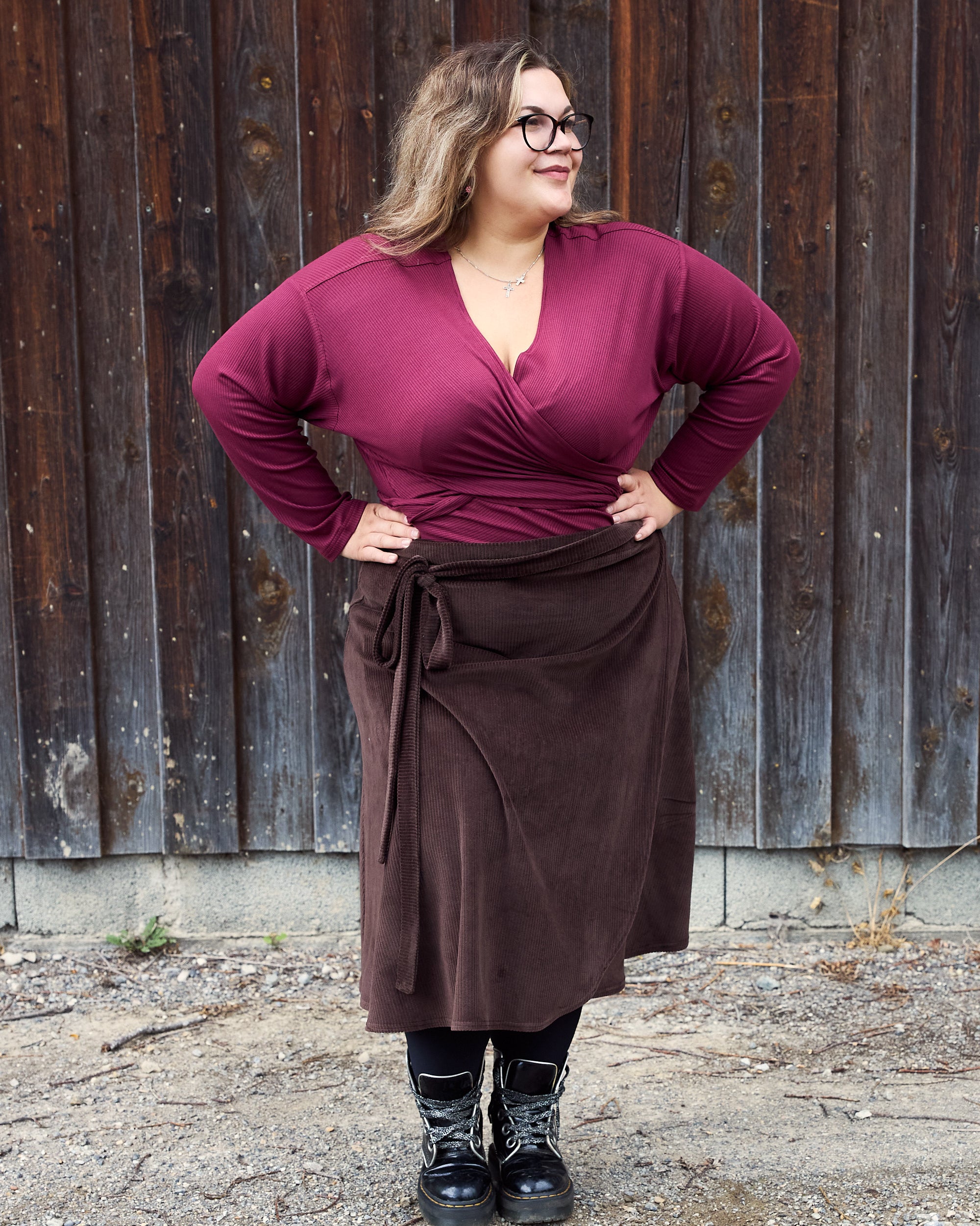 Vroni trägt auf dem Foto 'Winja' Größe 3, Rippjersey burgund und 'Wanda Midi' Größe 4XL, Velvet-Cord braun