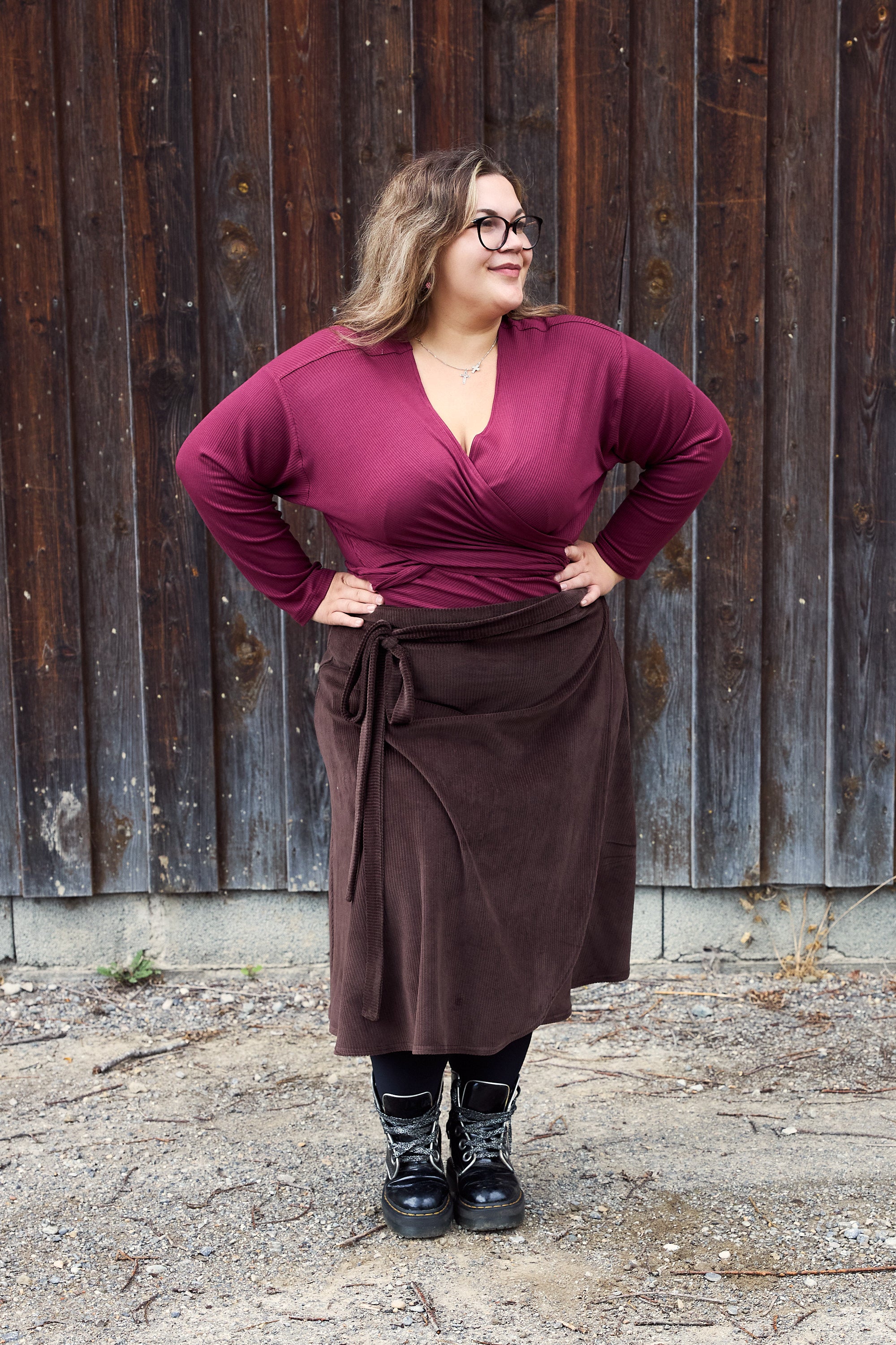 Vroni trägt auf dem Foto 'Winja' Größe 3, Rippjersey burgund und 'Wanda Midi' Größe 4XL, Velvet-Cord braun