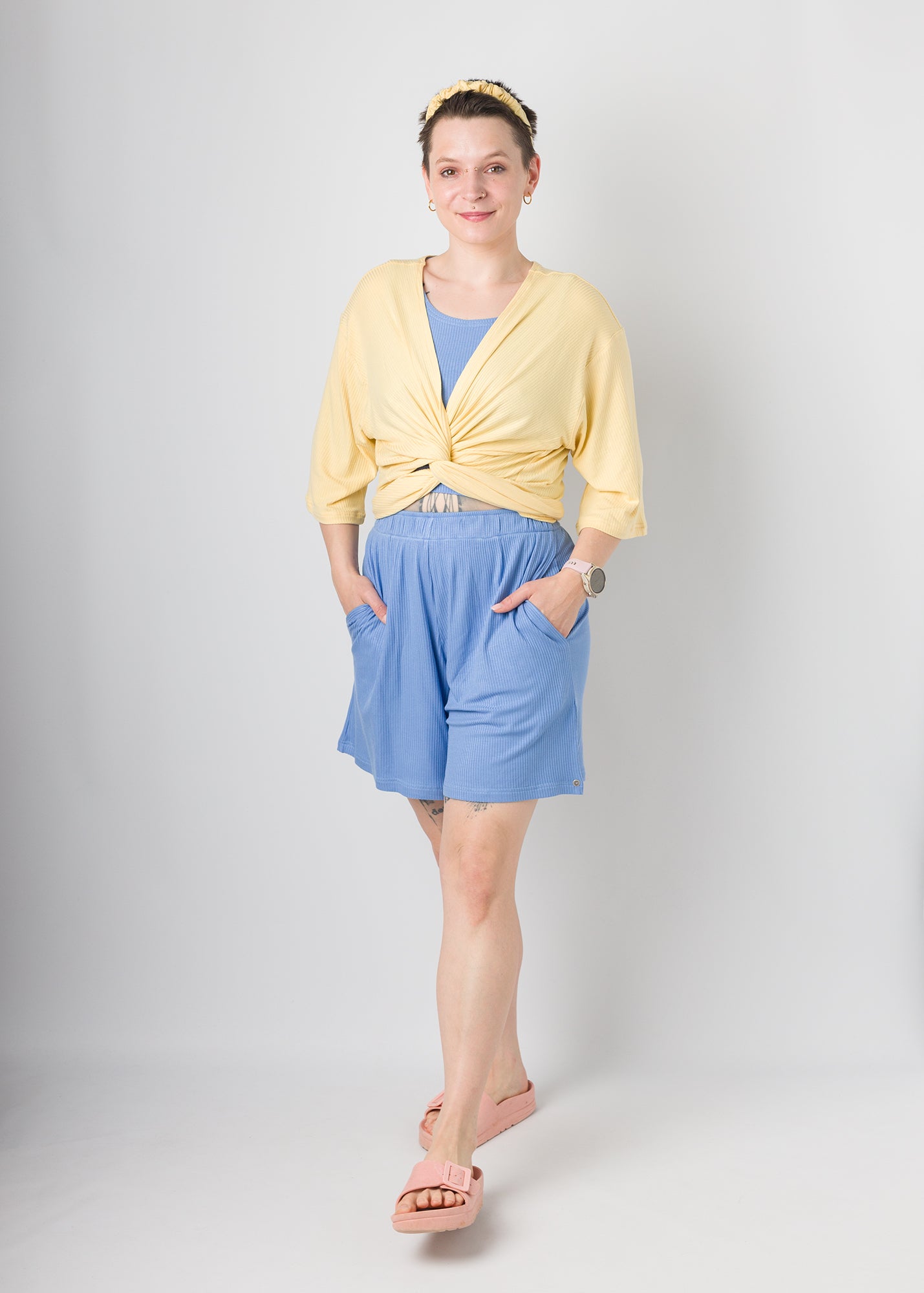 Melly trägt auf dem Foto 'Winja' Größe 1, Rippjersey 'butteryellow'