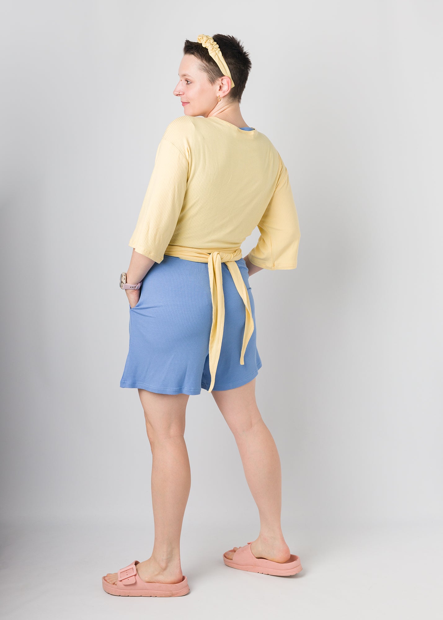 Melly trägt auf dem Foto 'Winja' Größe 1, Rippjersey 'butteryellow'